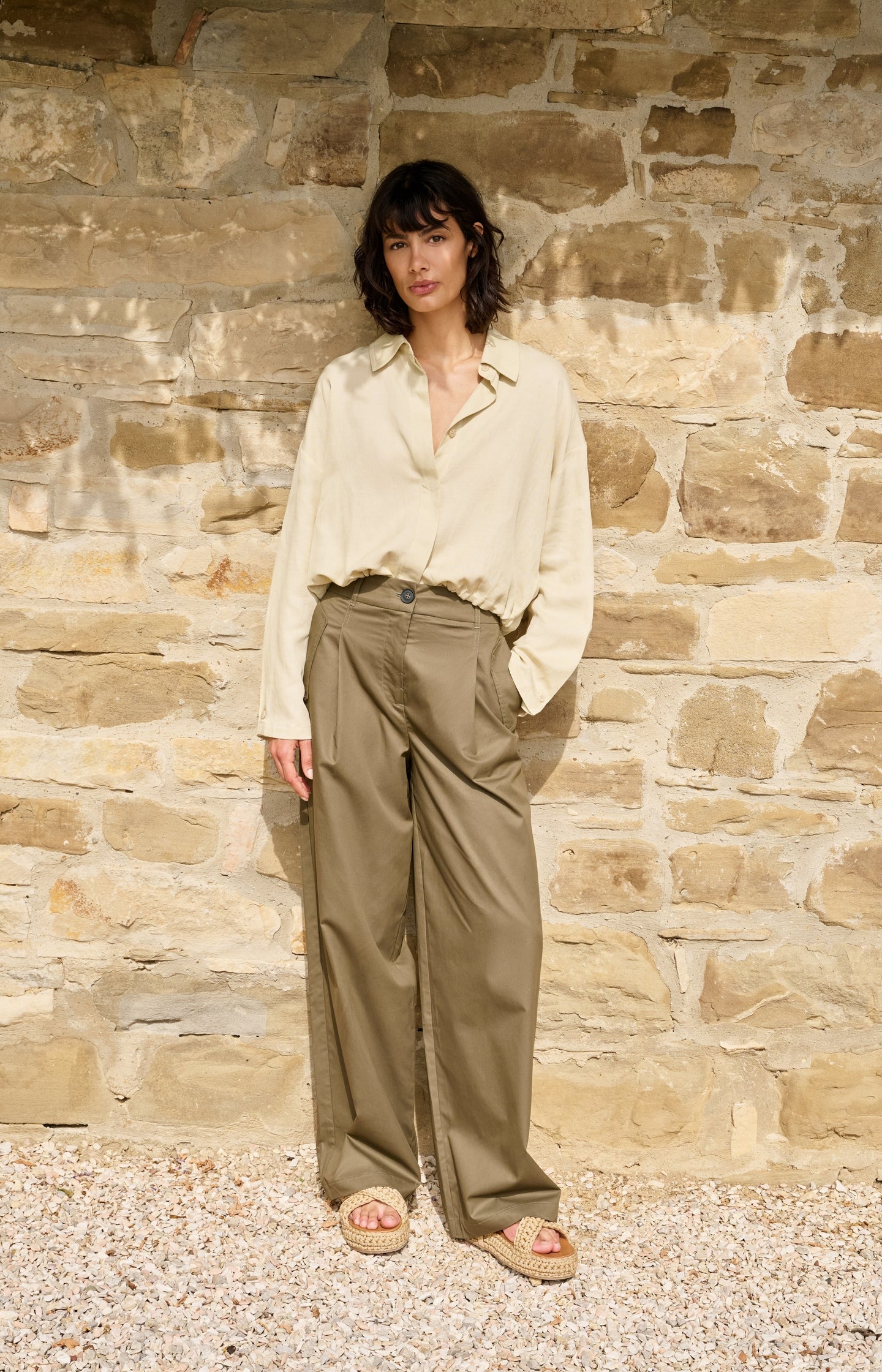 Cargo trousers with wide legs and pleat details - L32