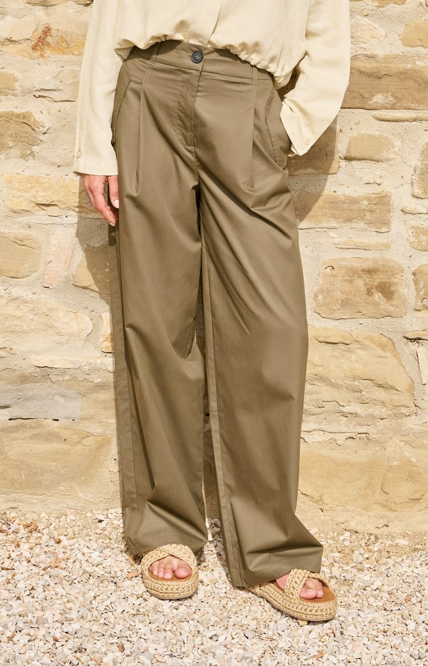 Cargo trousers with wide legs and pleat details - L32