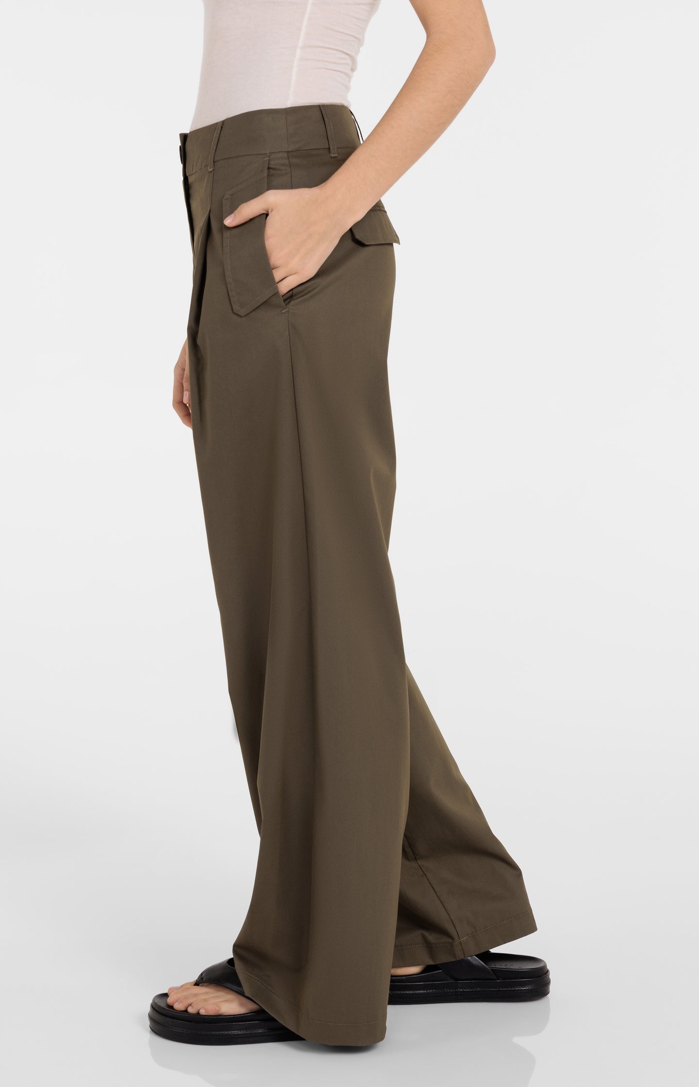 Cargo trousers with wide legs and pleat details - L32