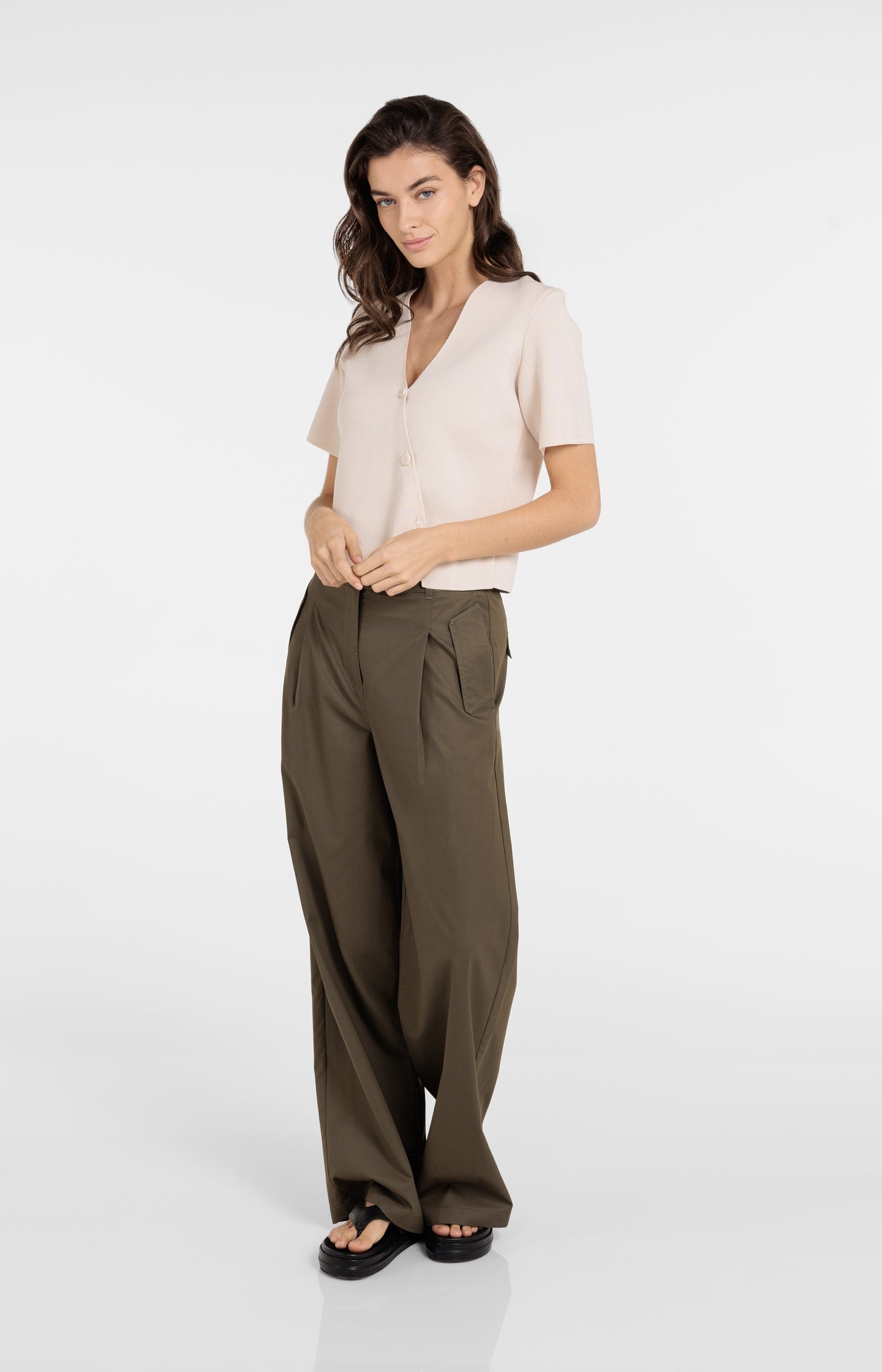 Cargo trousers with wide legs and pleat details - L32