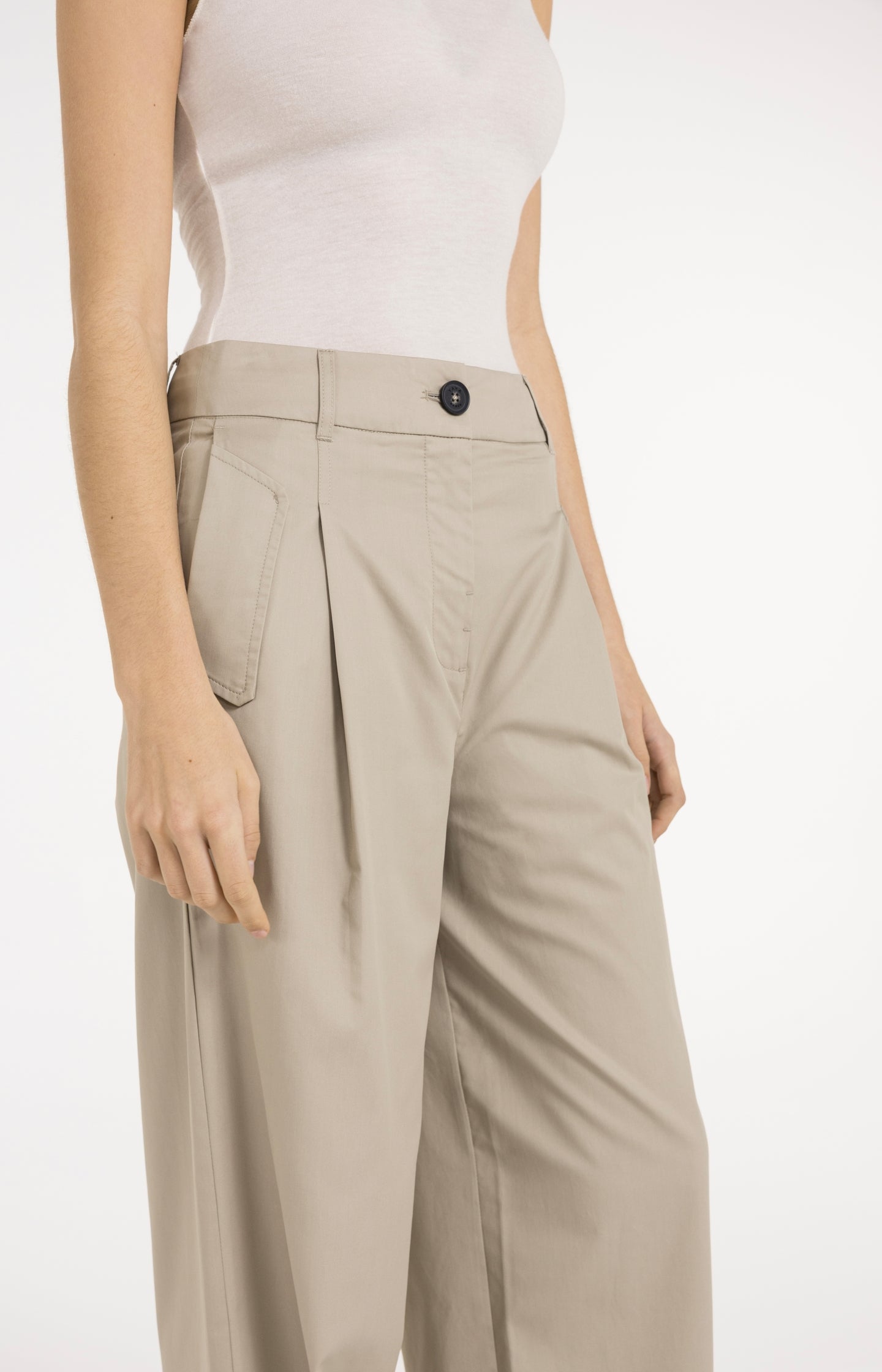 Cargo trousers with wide legs and pleat details - L32