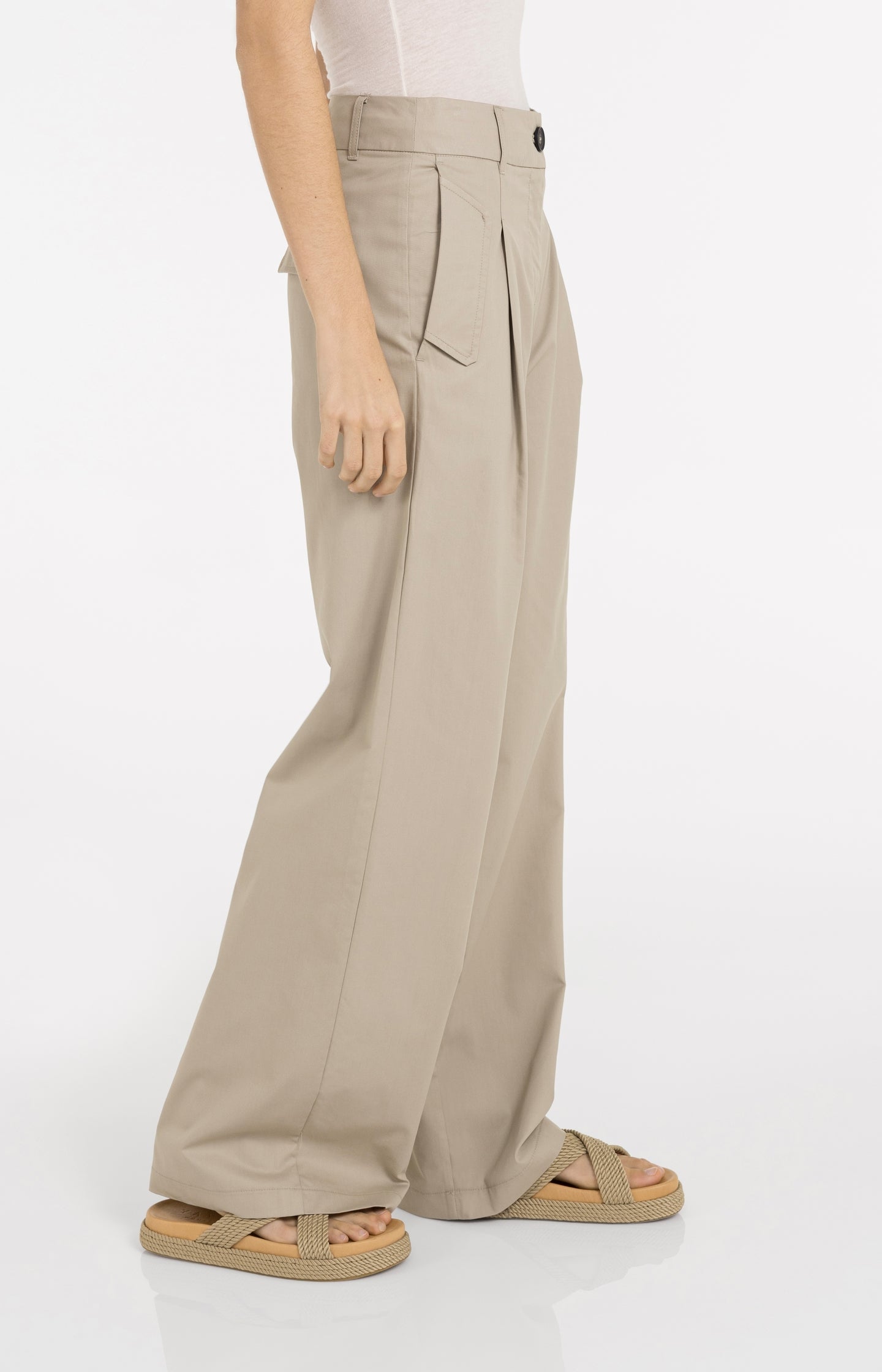 Cargo trousers with wide legs and pleat details - L32