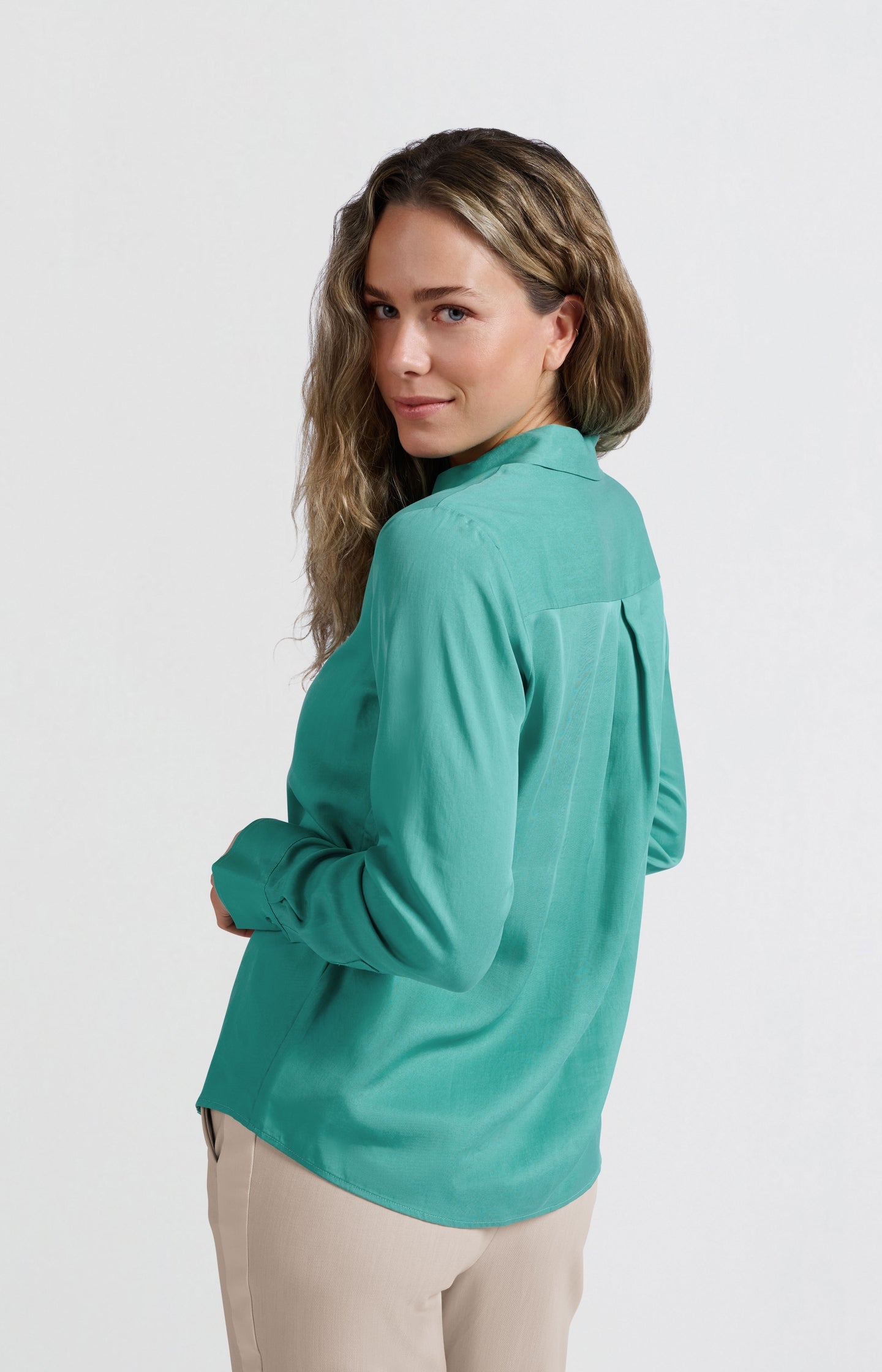 Lagoon Blue blouse met klassieke kraag en verfijnde manchetten - YAYA