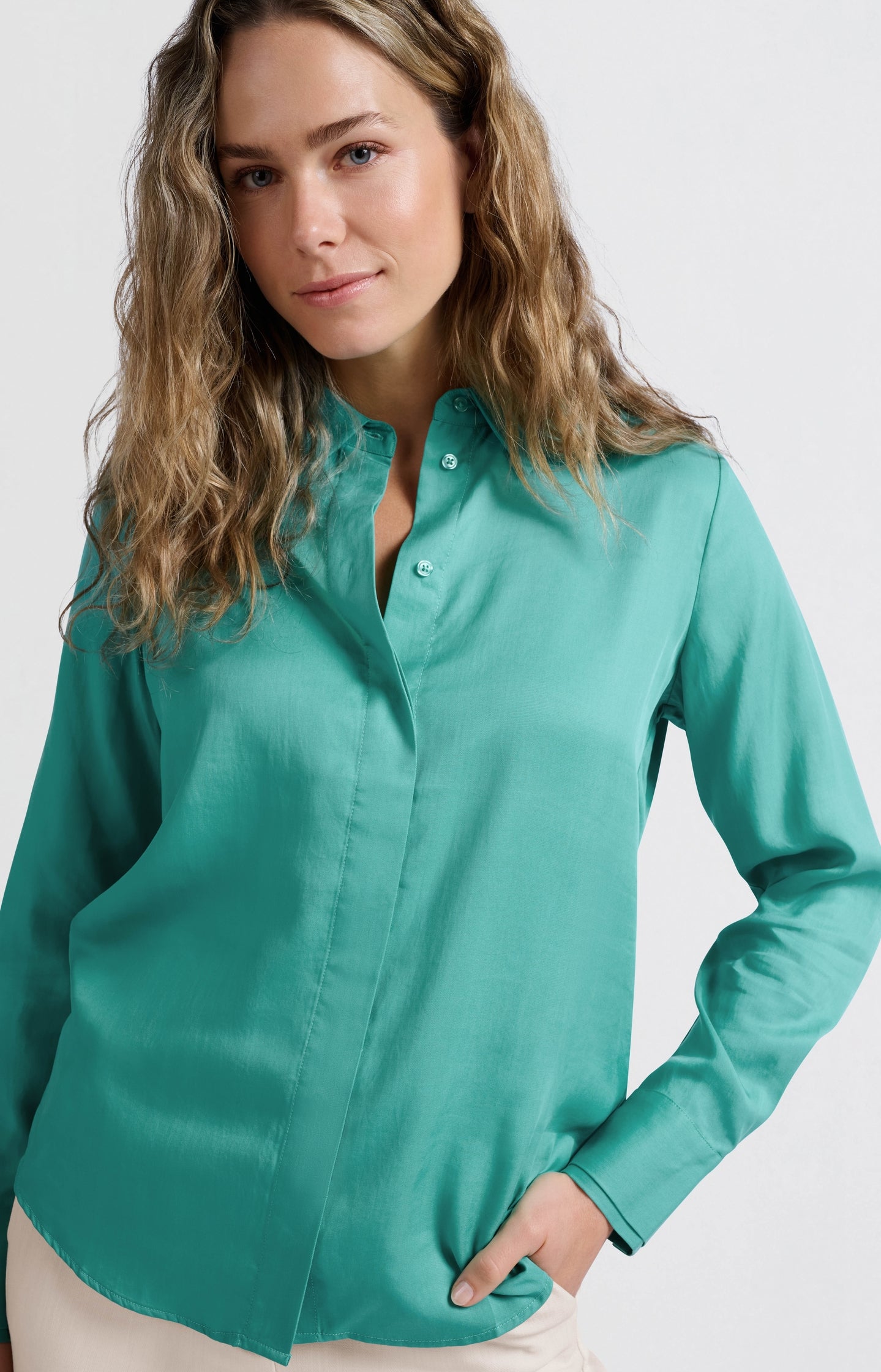 Lagoon Blue blouse met klassieke kraag en verfijnde manchetten - YAYA