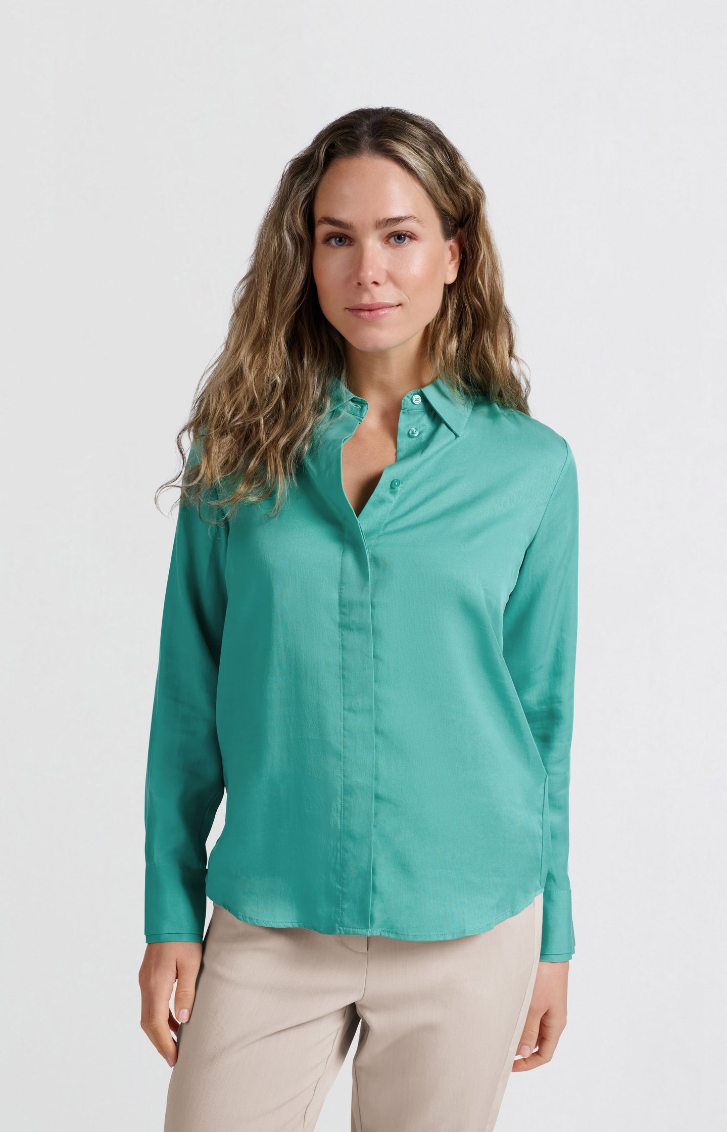 Lagoon Blue blouse met klassieke kraag en verfijnde manchetten - YAYA