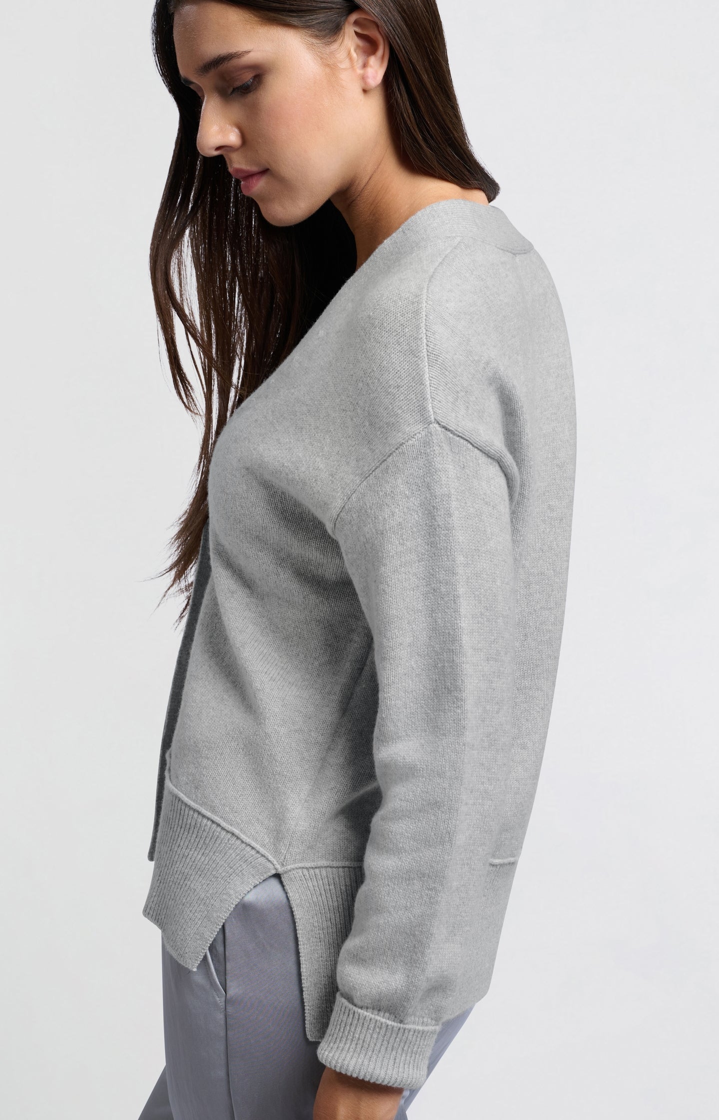 Classic cardigan with long sleeves, V-neck and buttons