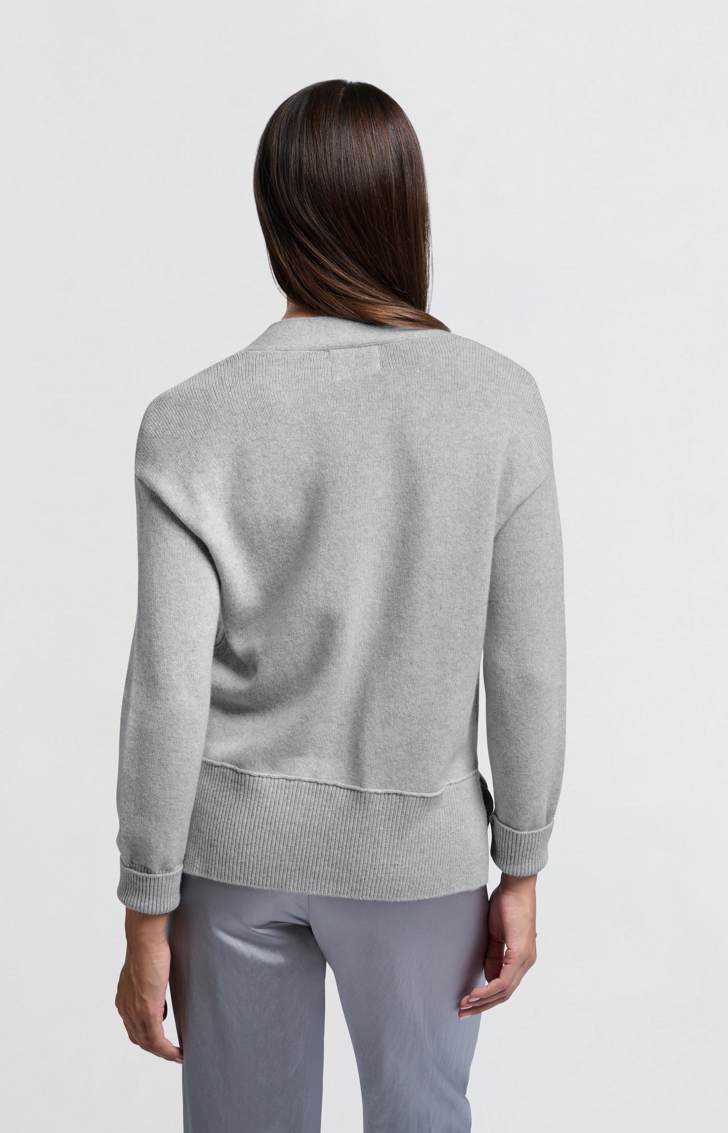 Classic cardigan with long sleeves, V-neck and buttons