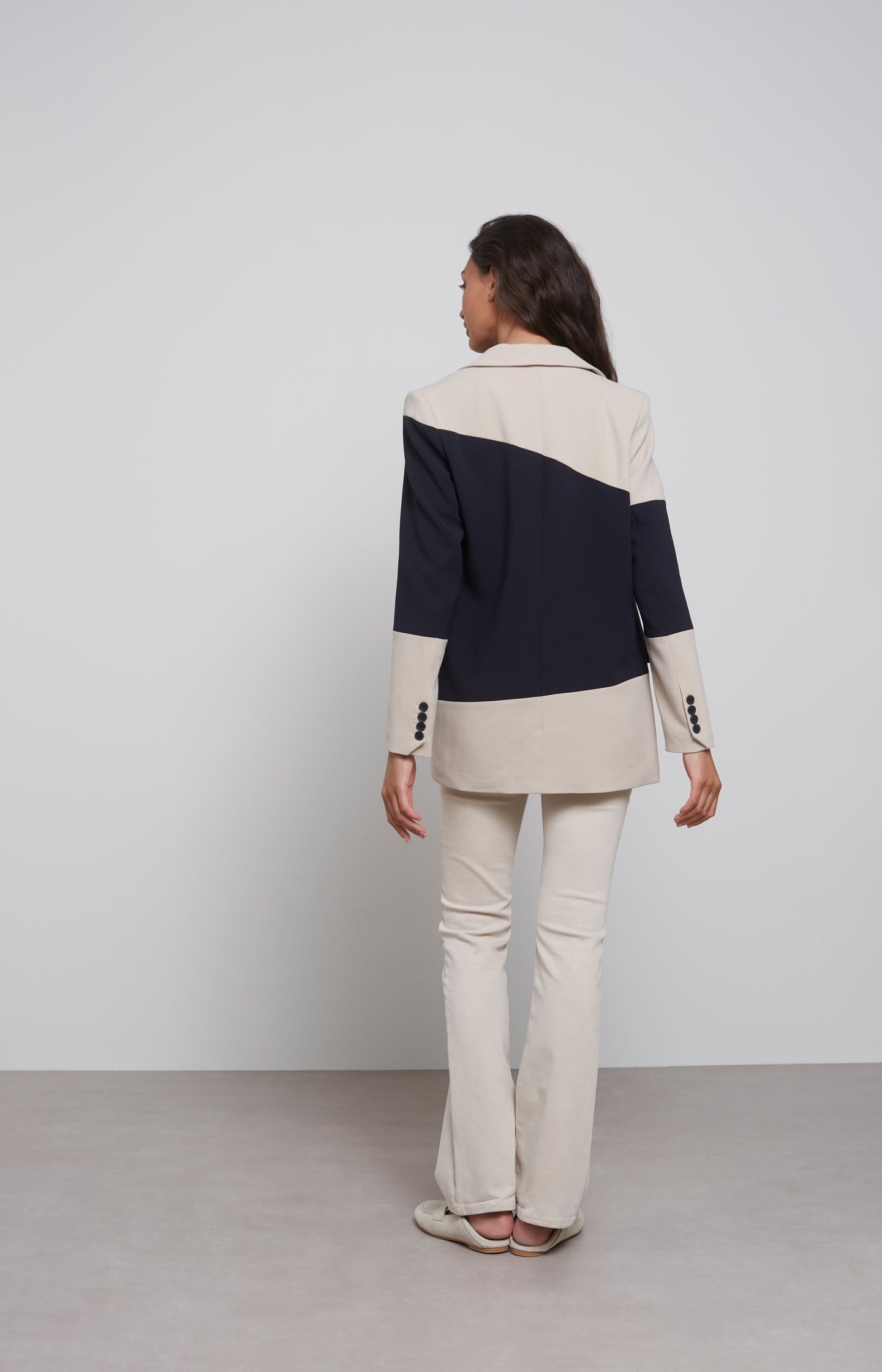 Color block blazer with long sleeves and pockets