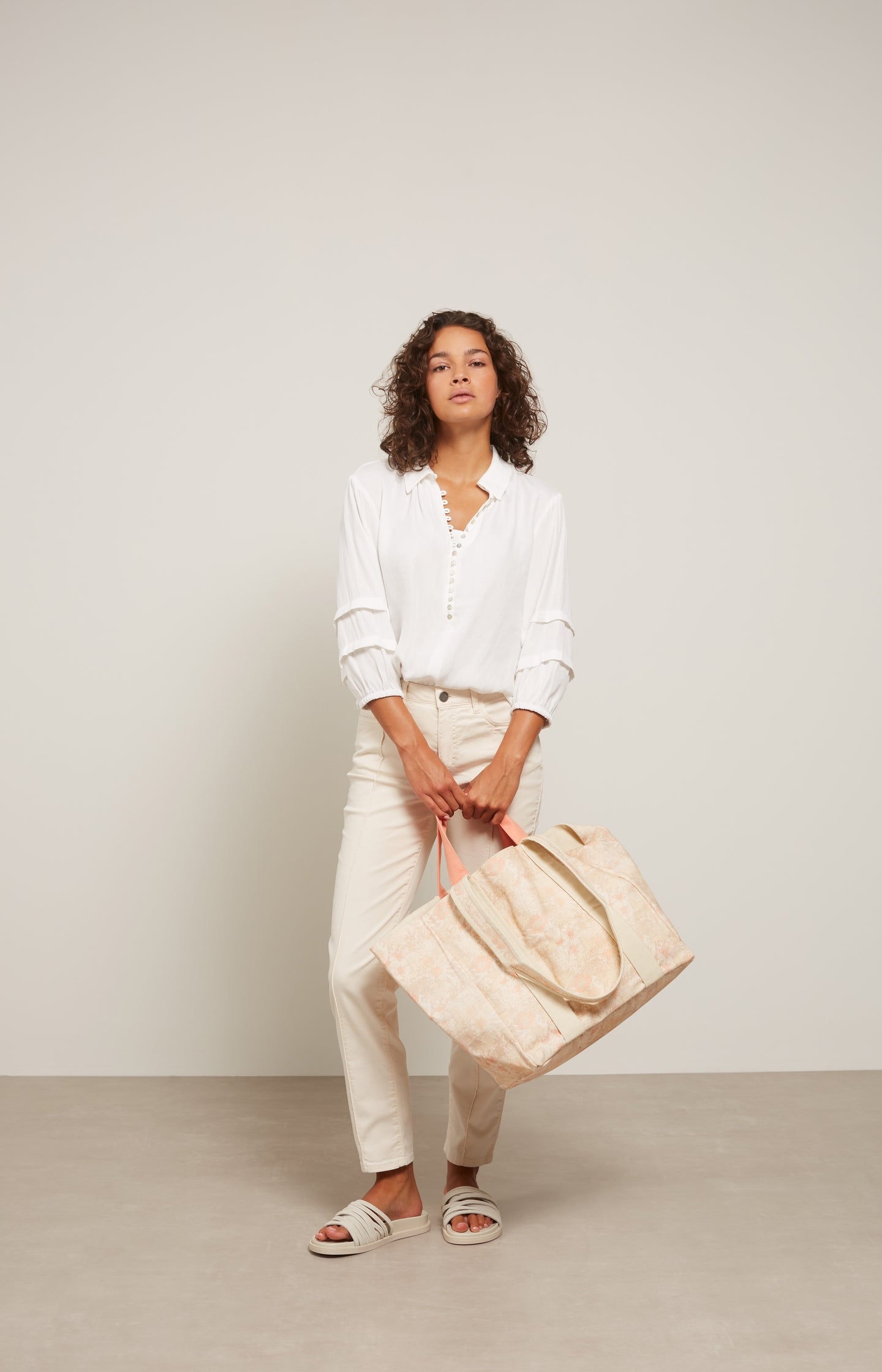 Colored denim in straight fit with pintuck and five pockets