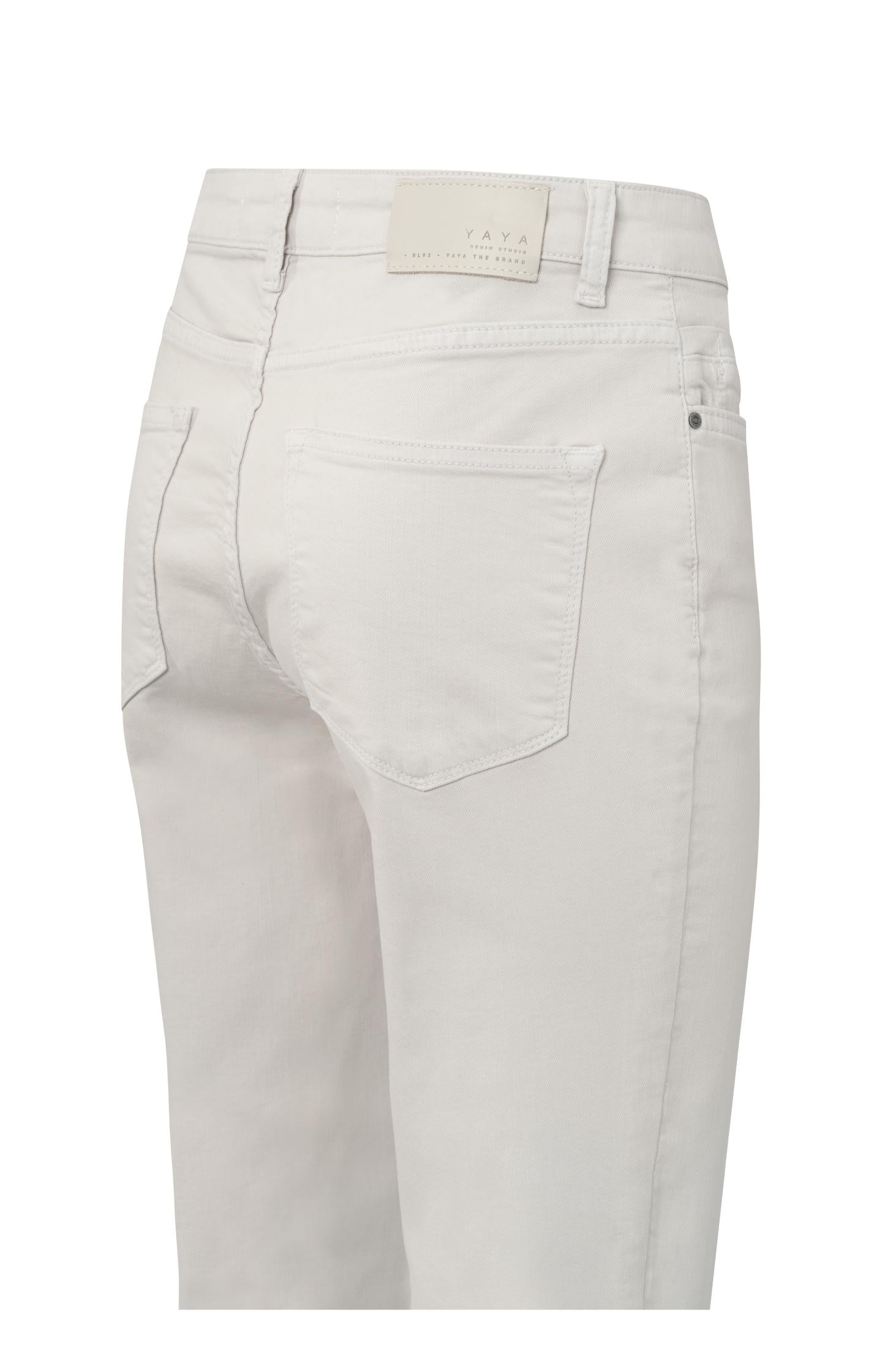 Colored denim in straight fit with pintuck and five pockets