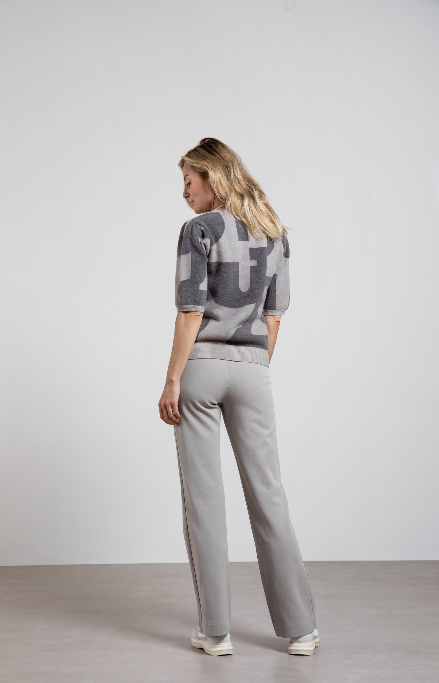 Crewneck sweater with half sleeves and jacquard print