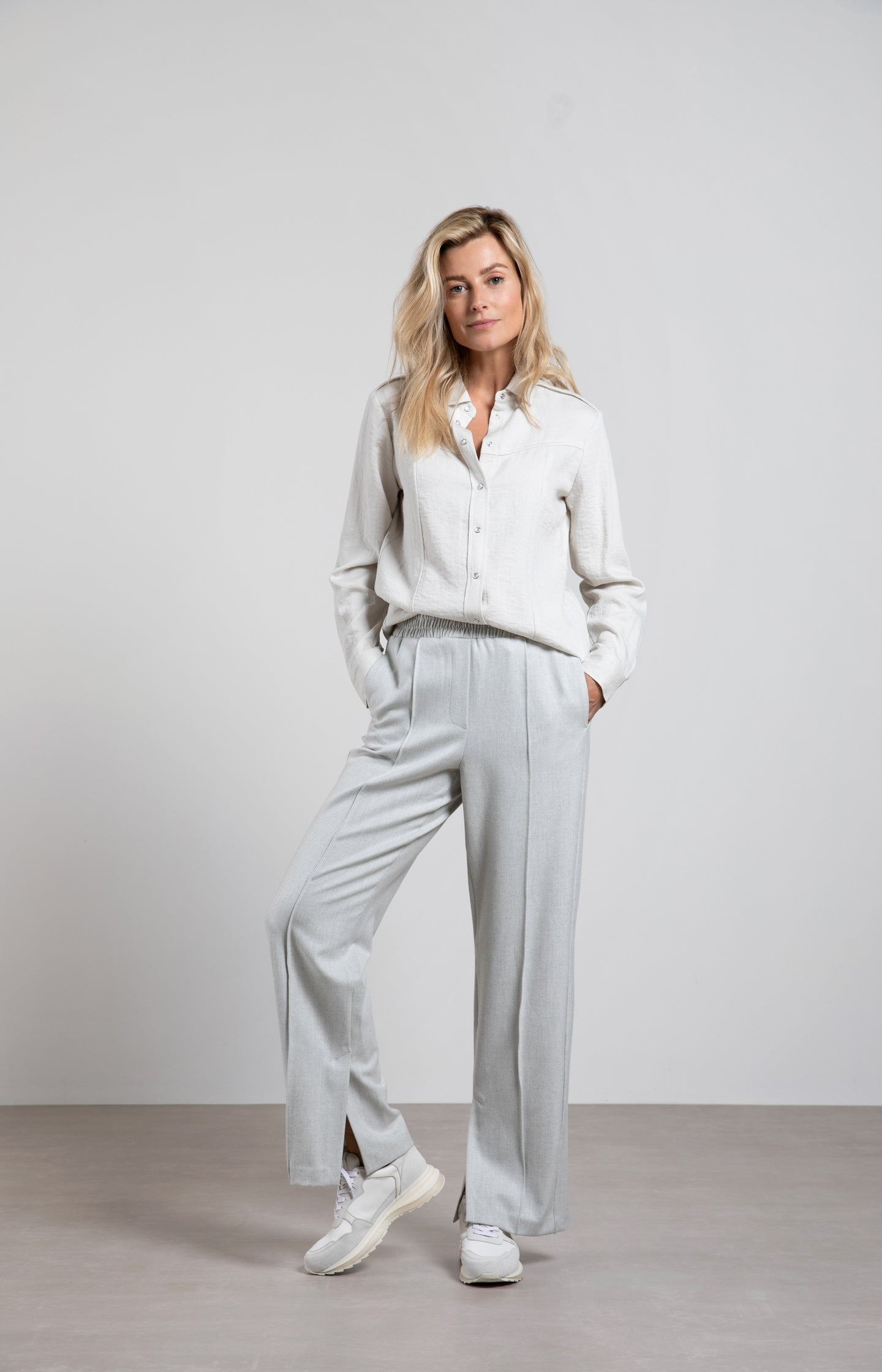 Crinkle blouse with long sleeves, shoulder detail and press-