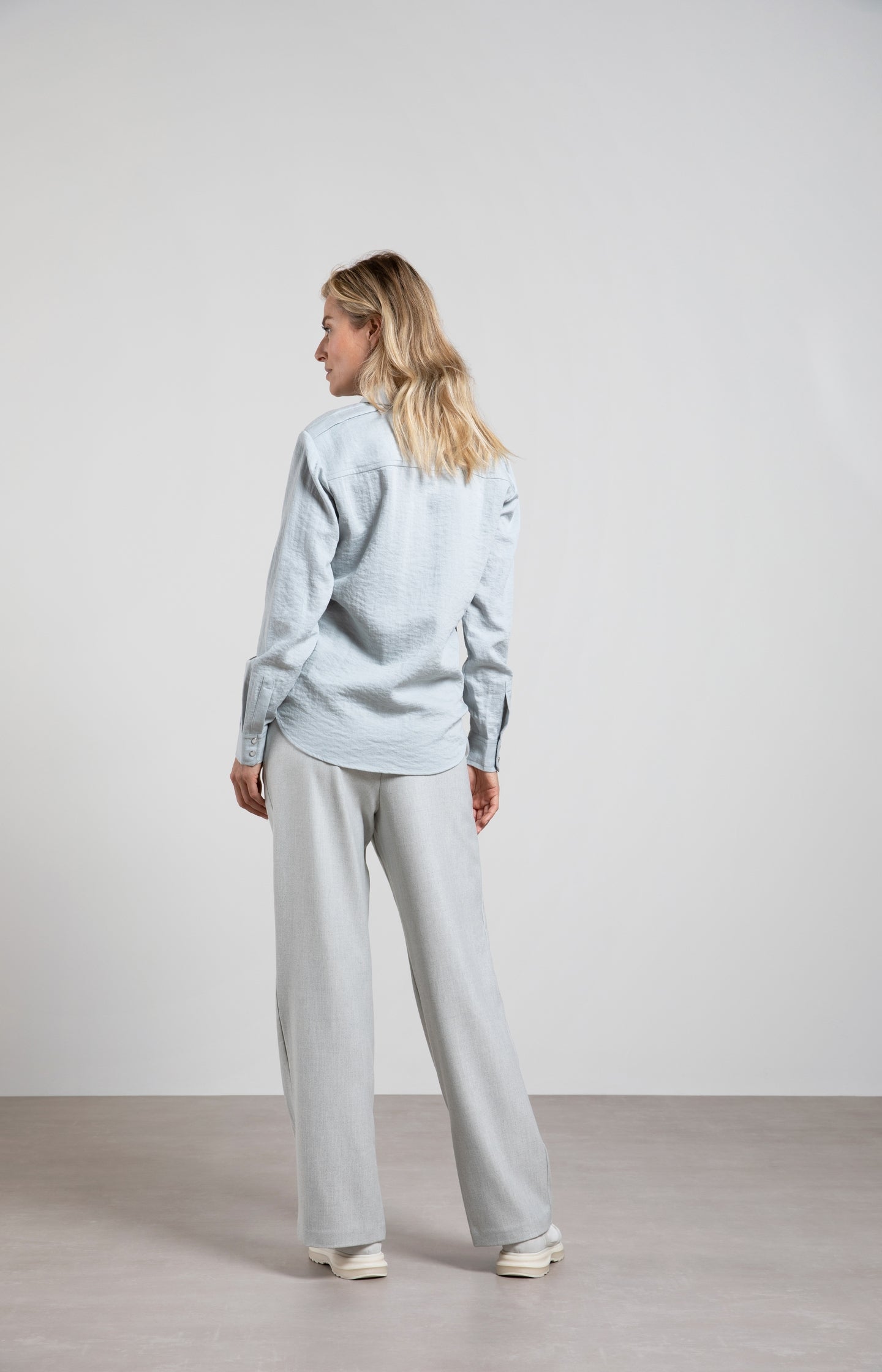 Crinkle blouse with long sleeves, shoulder detail and press-