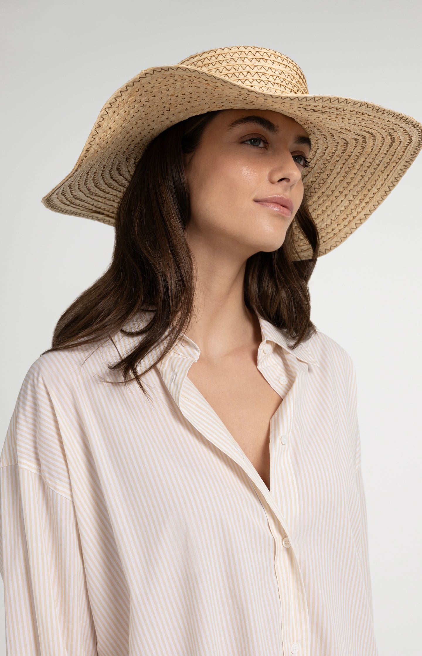 Crocheted straw hat with wide brim - Type: lookbook