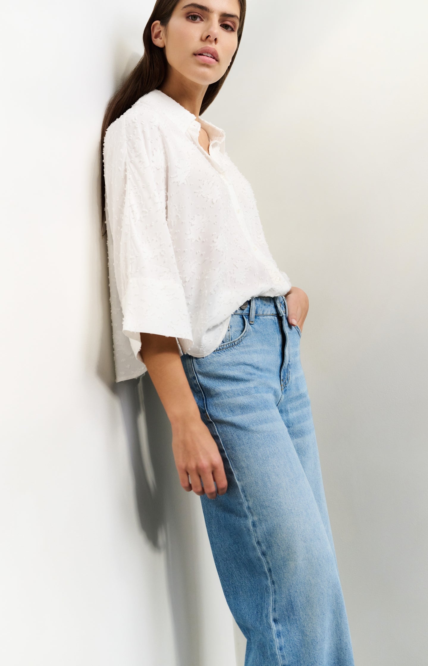 Cropped airy blouse with woven-in details - Type: lookbook