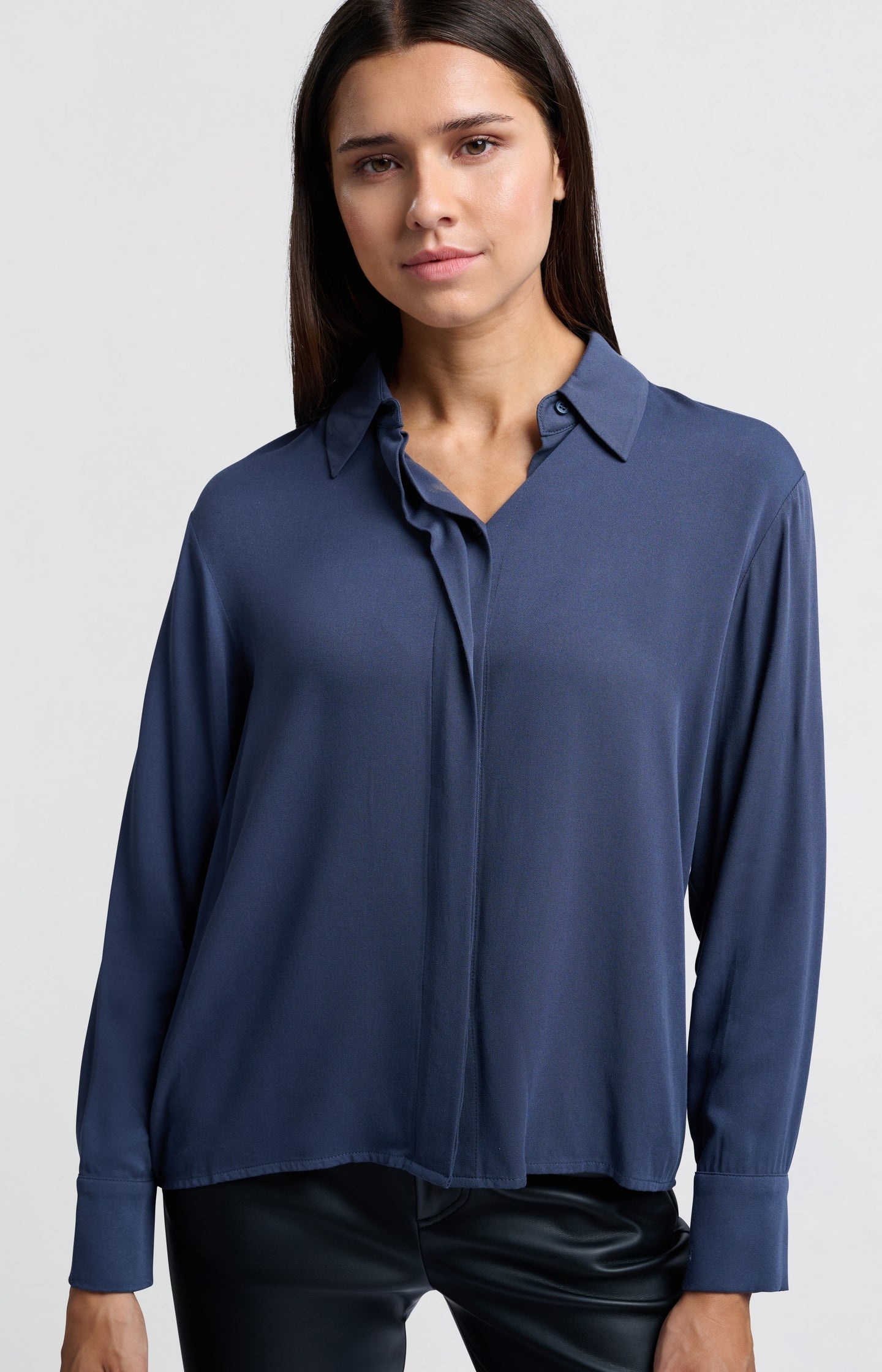 Cropped blouse with long sleeves and button closure