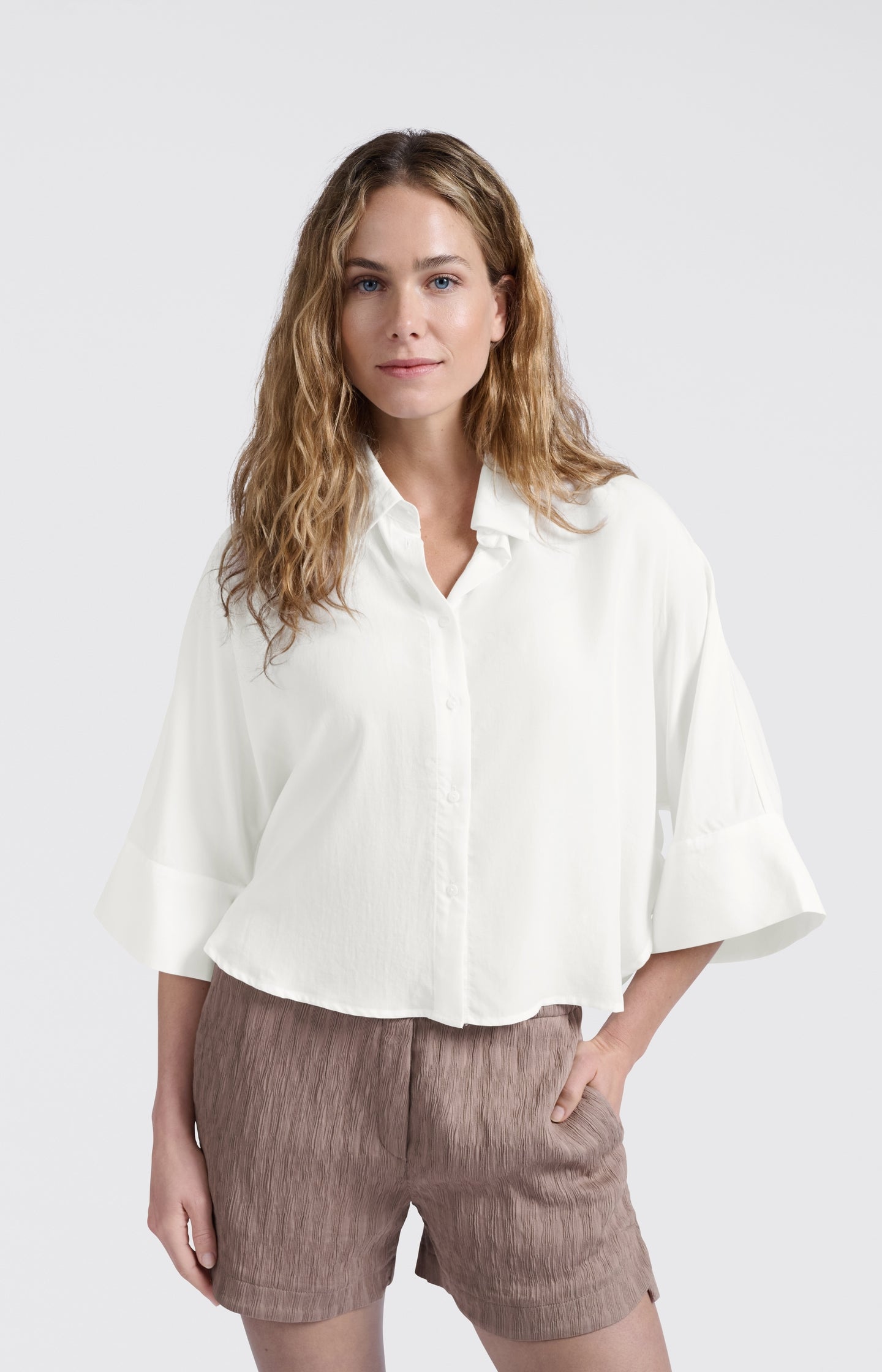 Cropped blouse with wide sleeves and loose fit
