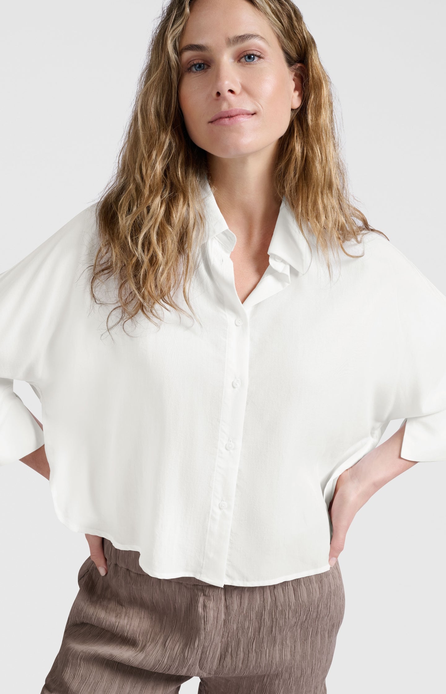 Cropped blouse with wide sleeves and loose fit