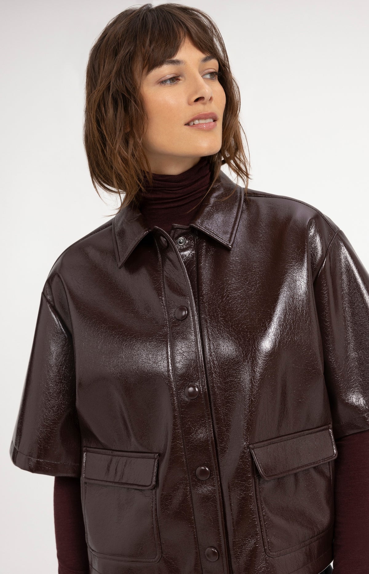 Kurz geschnittene glänzende Jacke aus Lederimitat - Bitter Chocolate Red