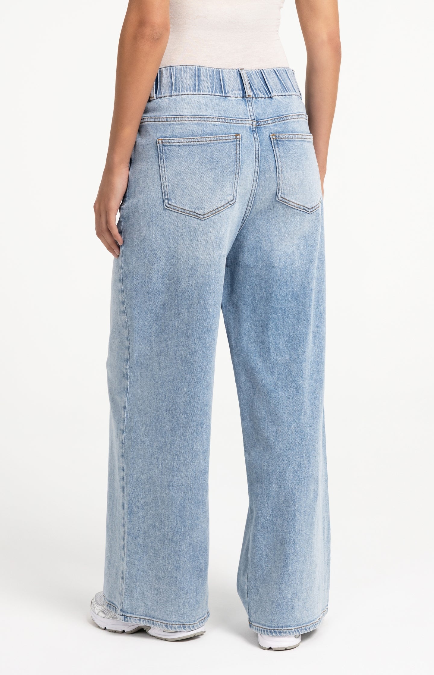 Denim jeans with wide legs and distinctive waistband (L32)