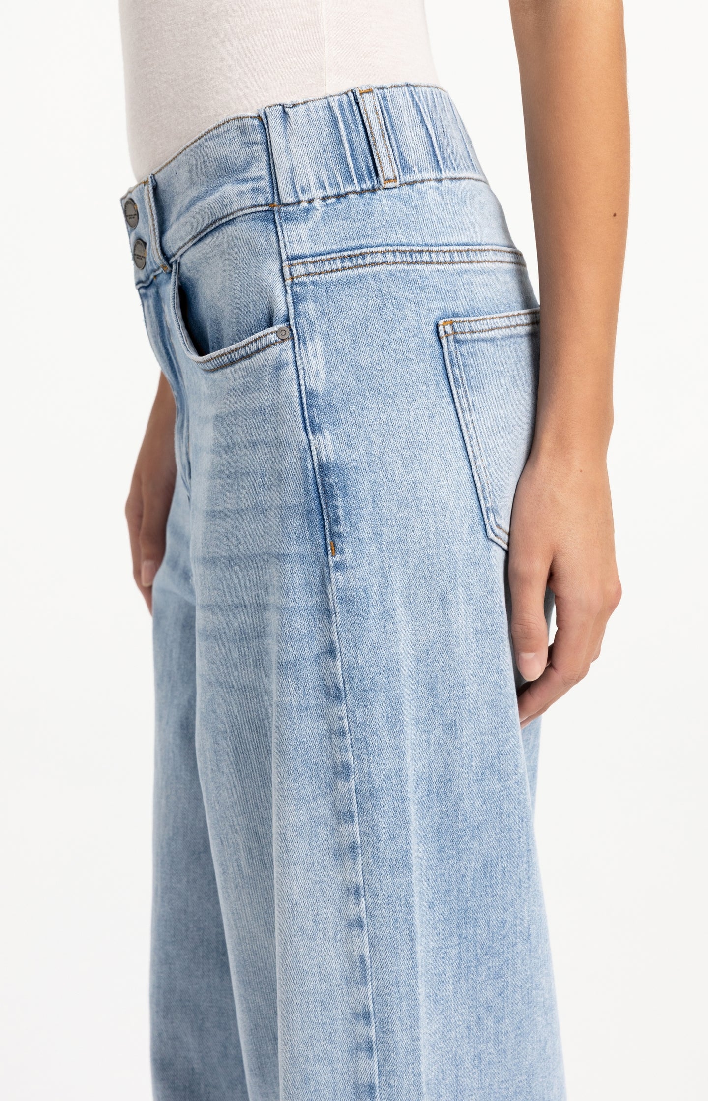 Denim jeans with wide legs and distinctive waistband (L32)
