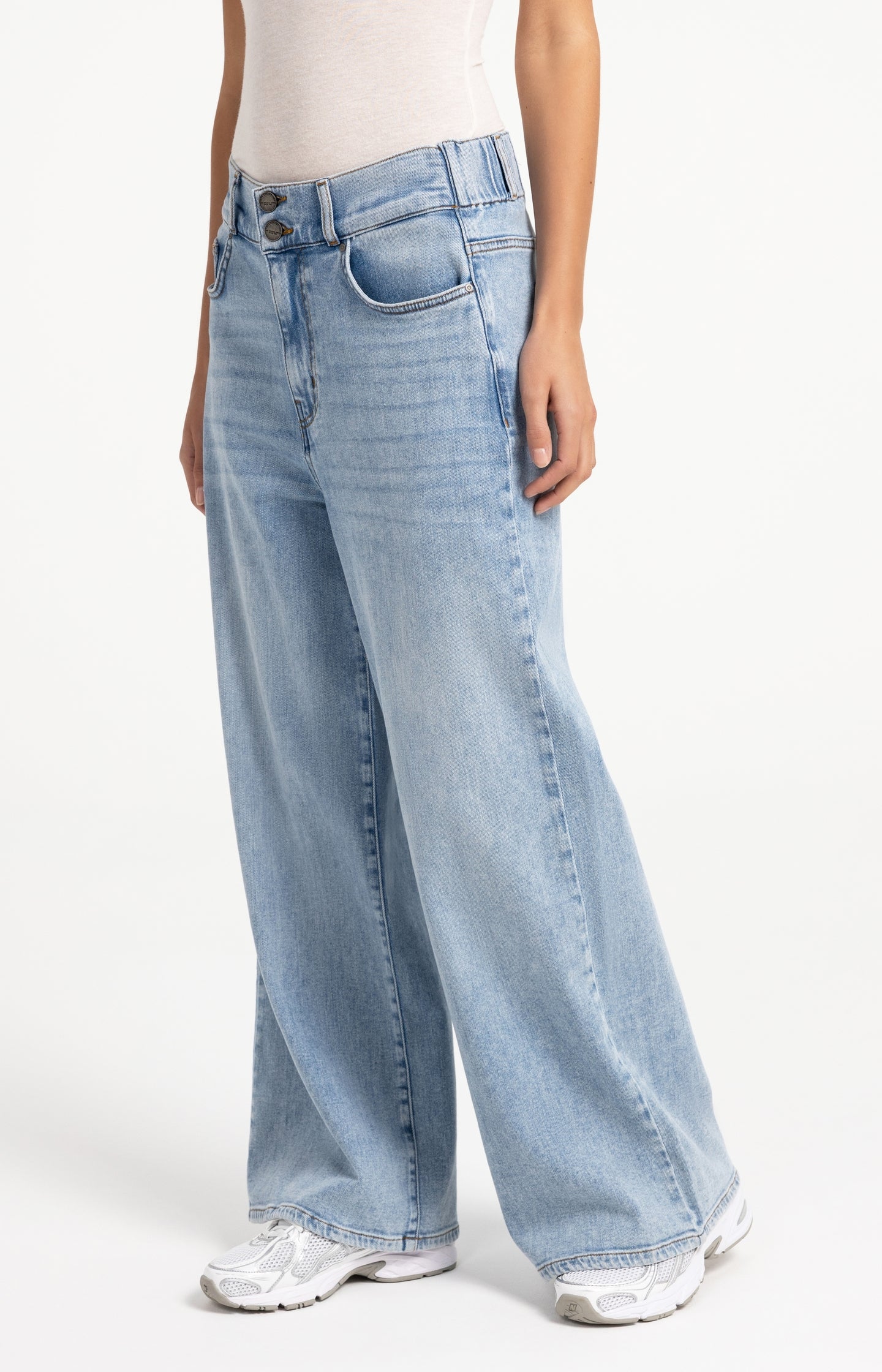 Denim jeans with wide legs and distinctive waistband (L32)