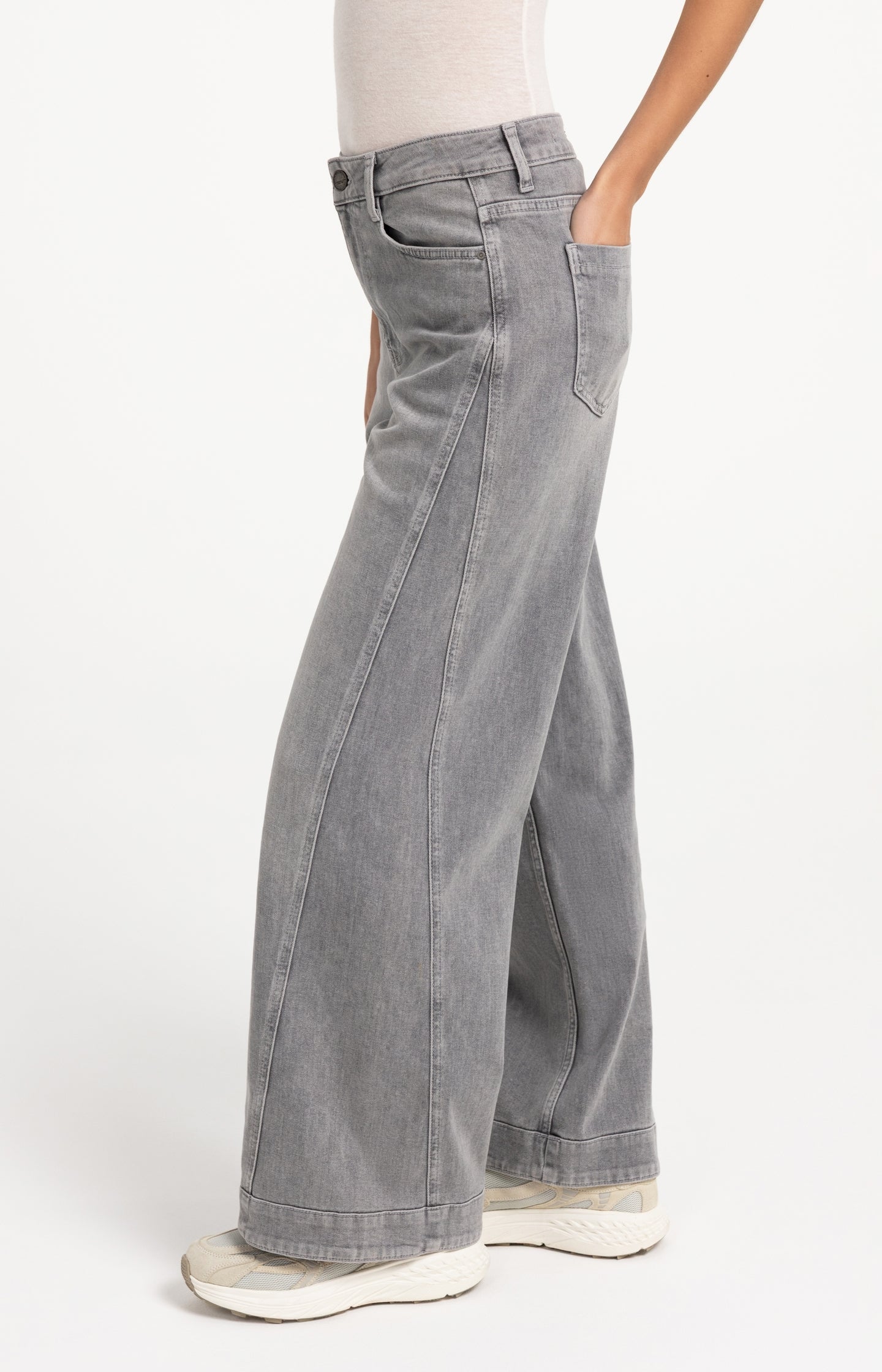 Denim jeans with wide legs and seam details (L32)
