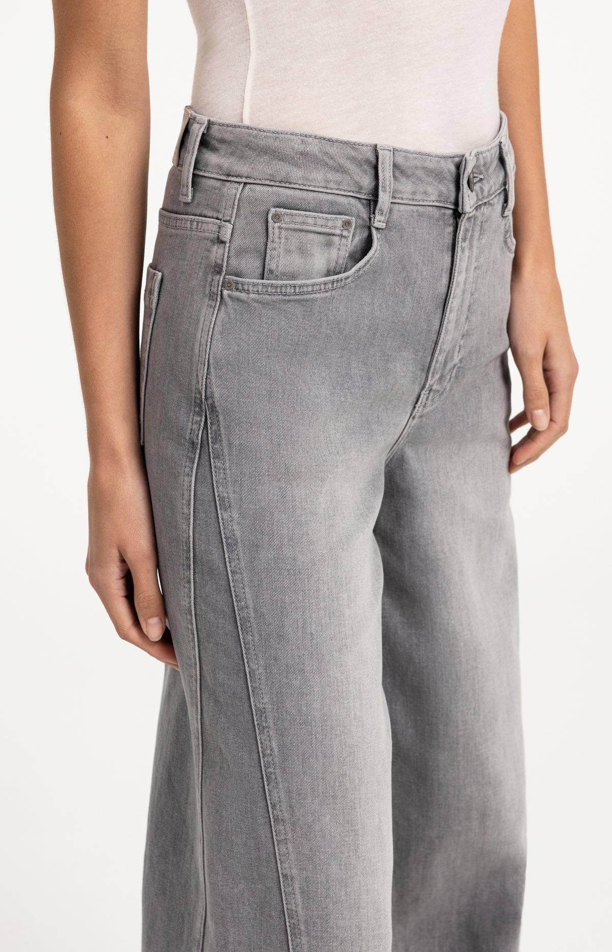 Denim jeans with wide legs and seam details (L32)