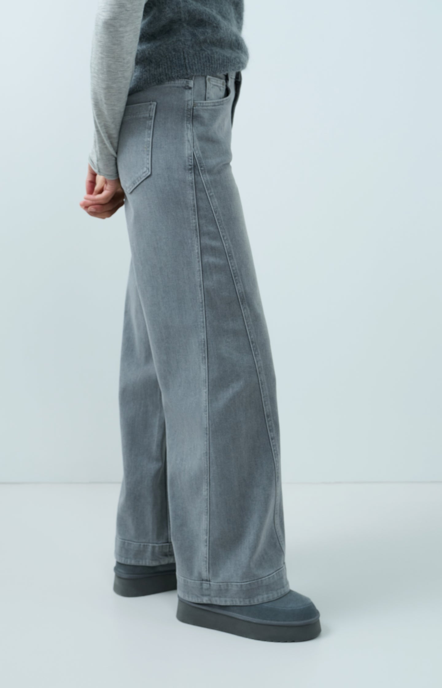 Denim jeans with wide legs and seam details (L32)