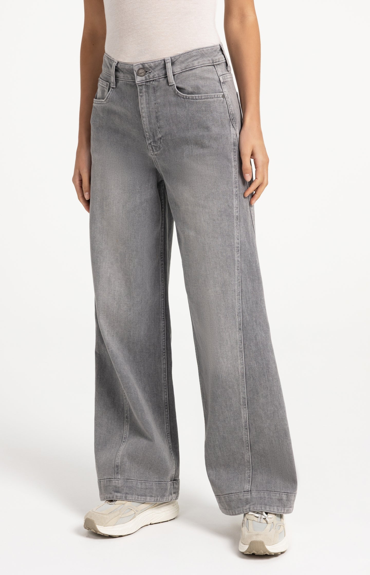 Denim jeans with wide legs and seam details (L32)