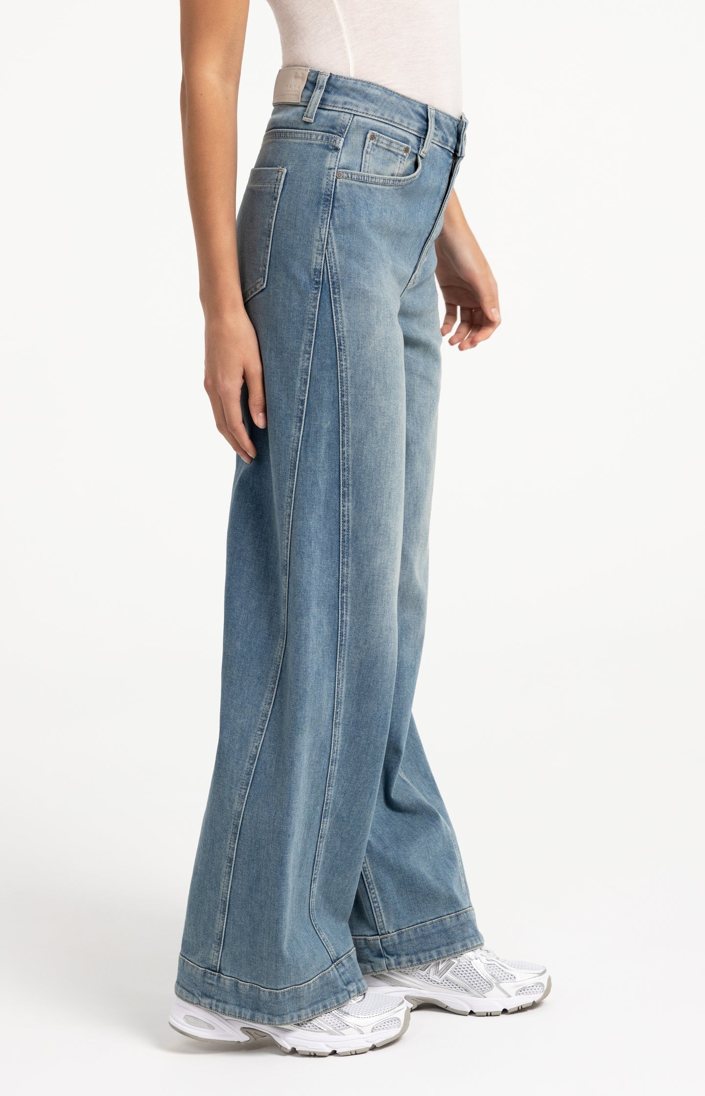 Denim jeans with wide legs and seam details (L32)