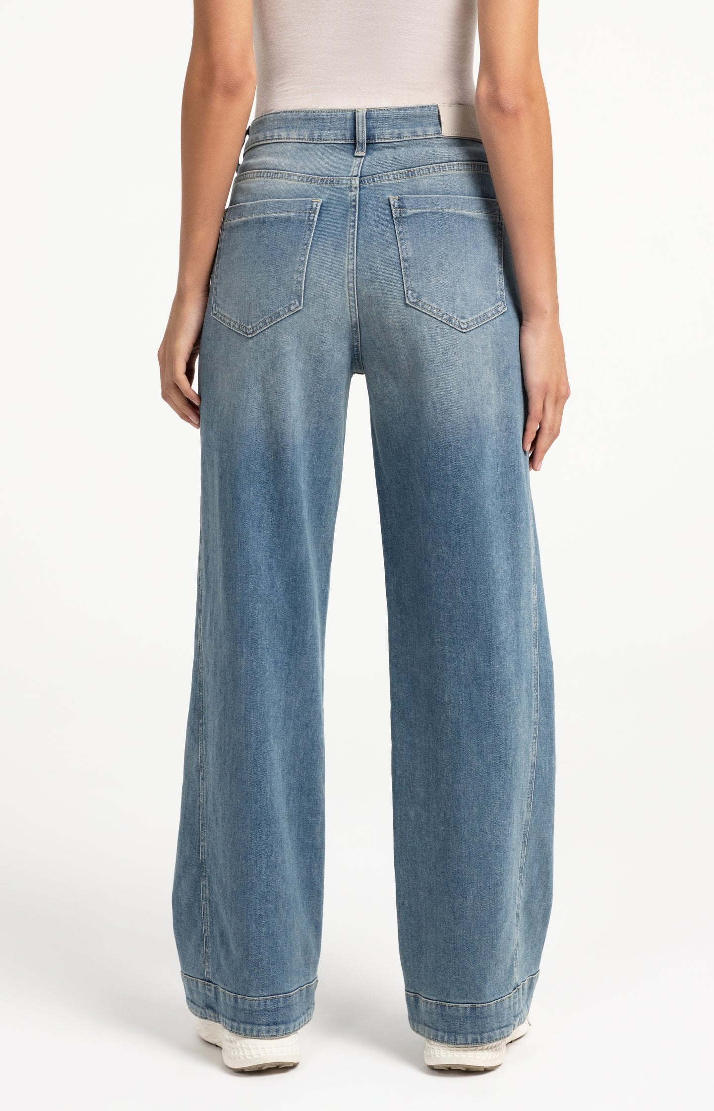 Denim jeans with wide legs and seam details (L32)