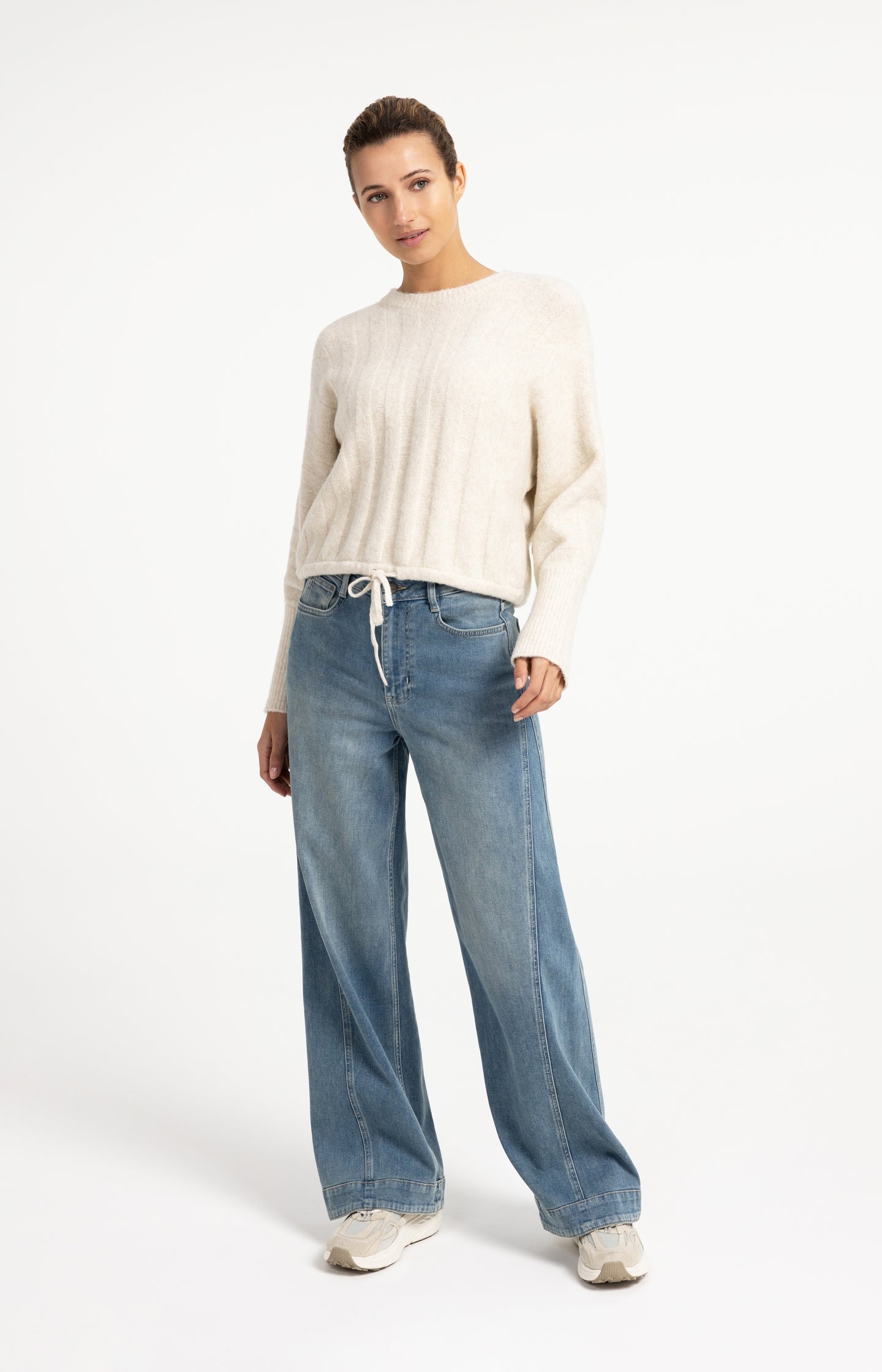 Denim jeans with wide legs and seam details (L32)