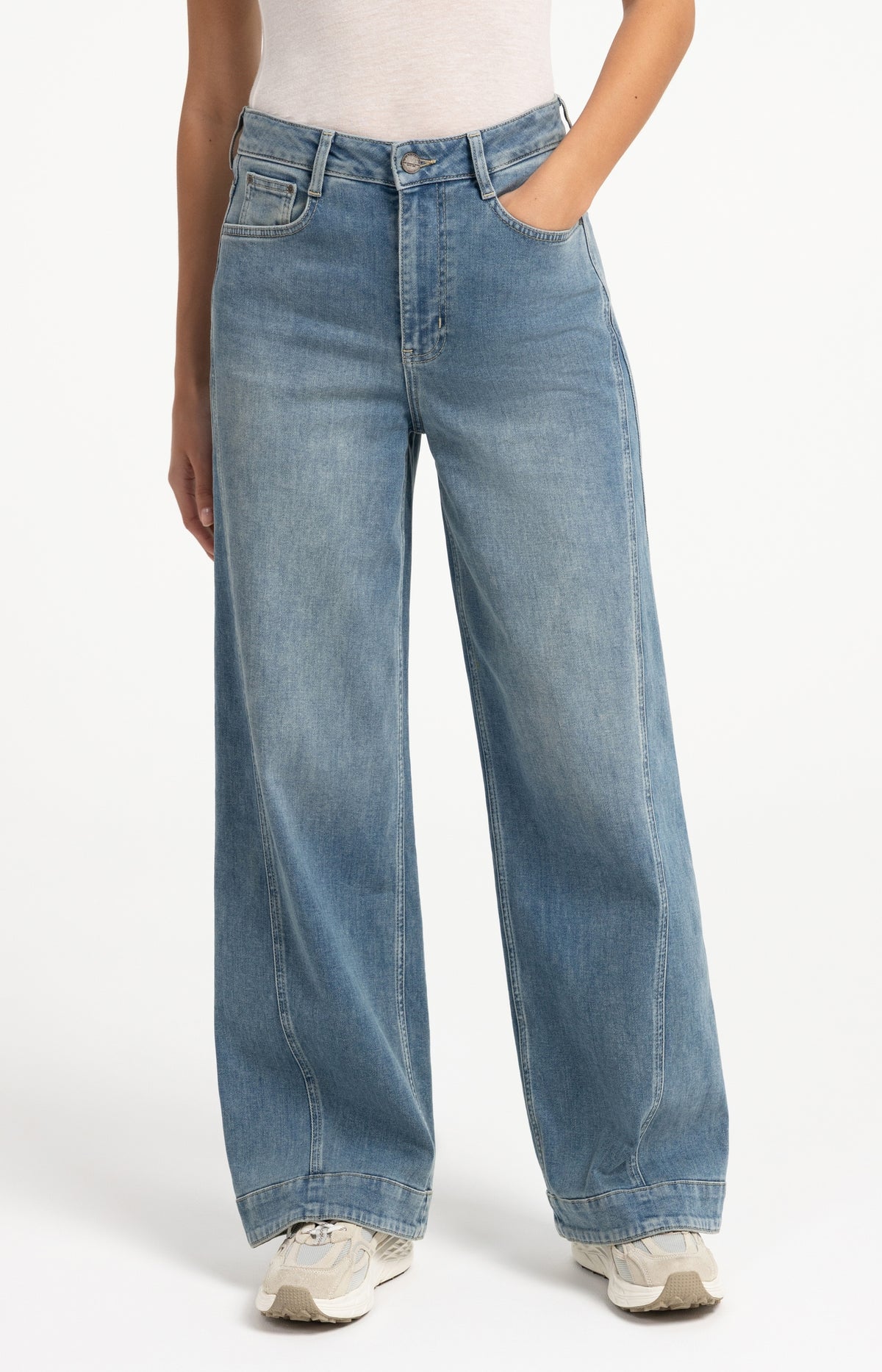 Denim jeans with wide legs and seam details (L32)