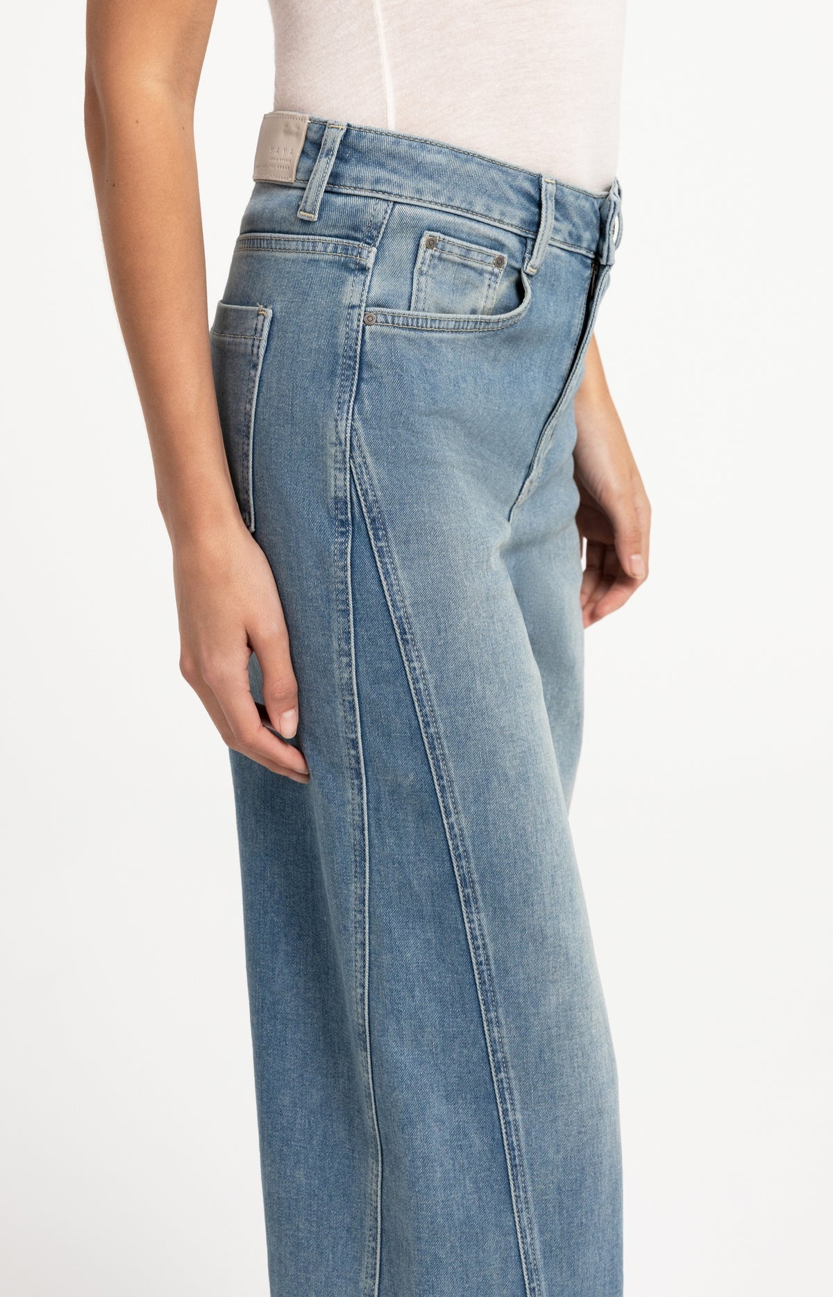 Denim jeans with wide legs and seam details (L32)
