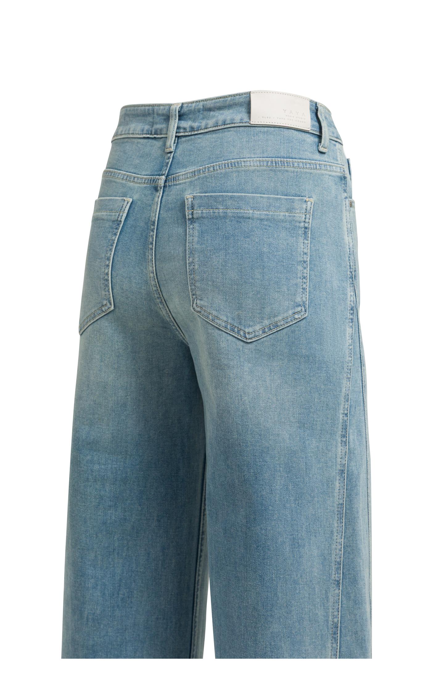 Denim jeans with wide legs and seam details (L32)