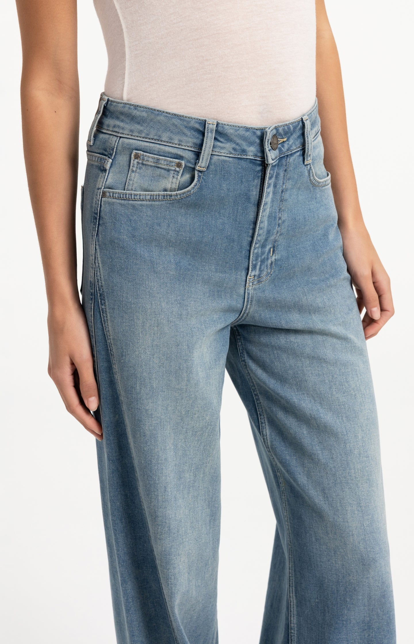 Denim jeans with wide legs and seam details (L32)