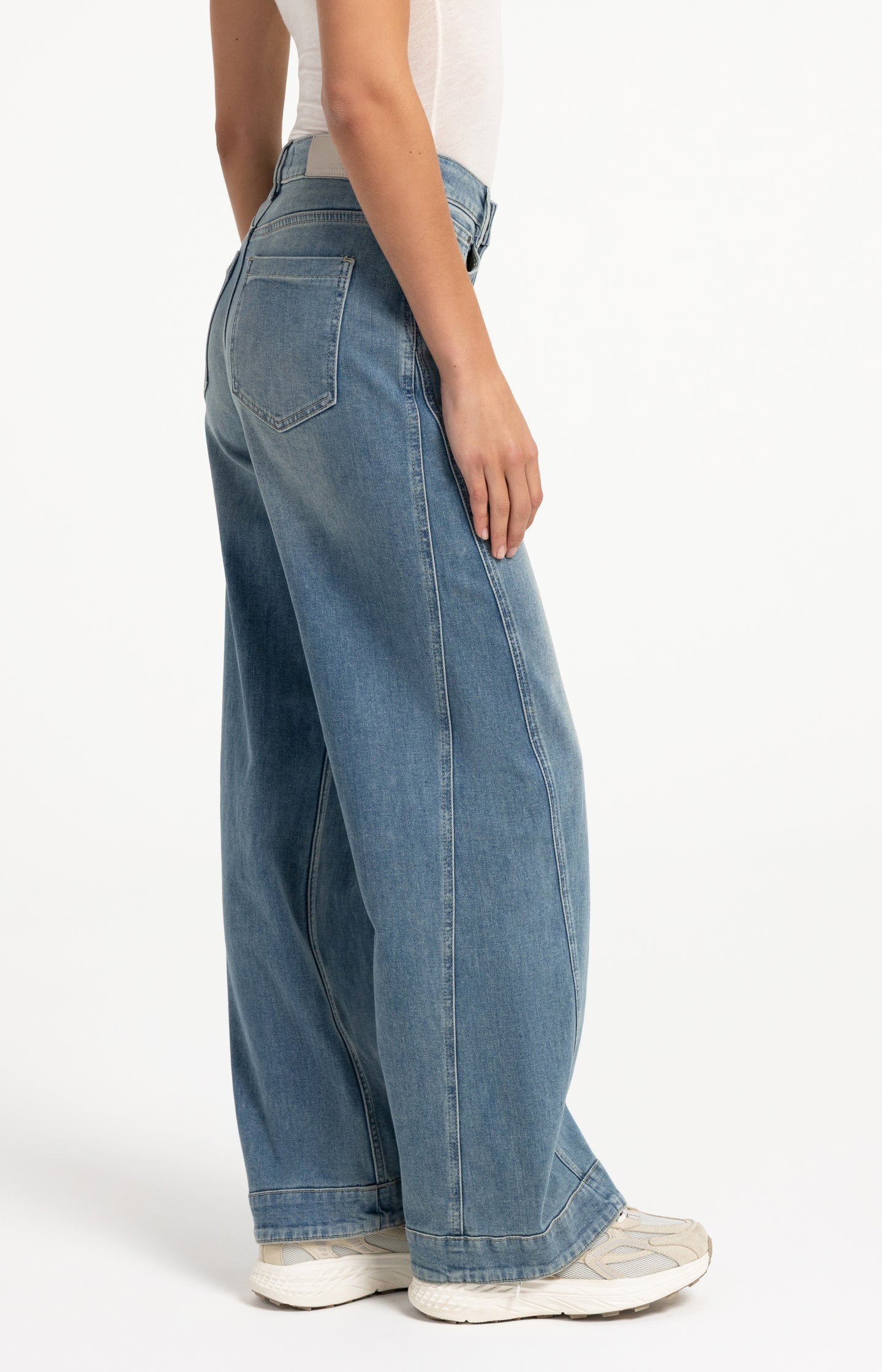 Denim jeans with wide legs and seam details (L32)