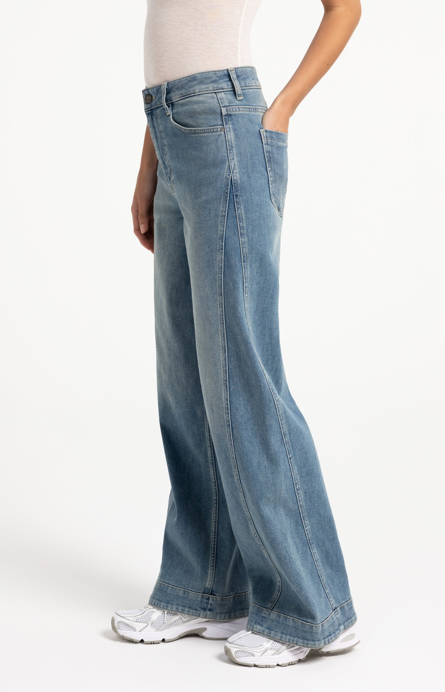 Denim jeans with wide legs and seam details (L32)