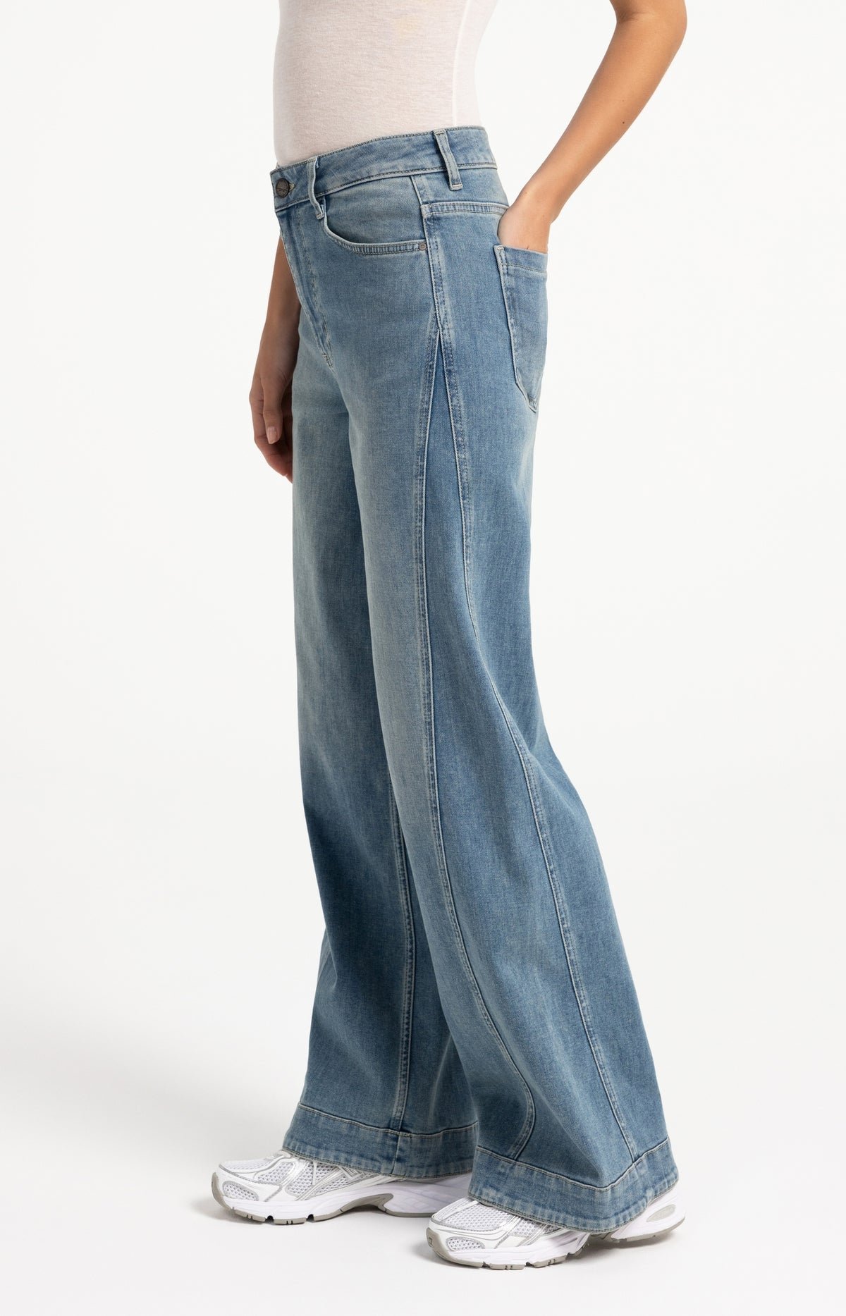 Denim jeans with wide legs and seam details (L32)