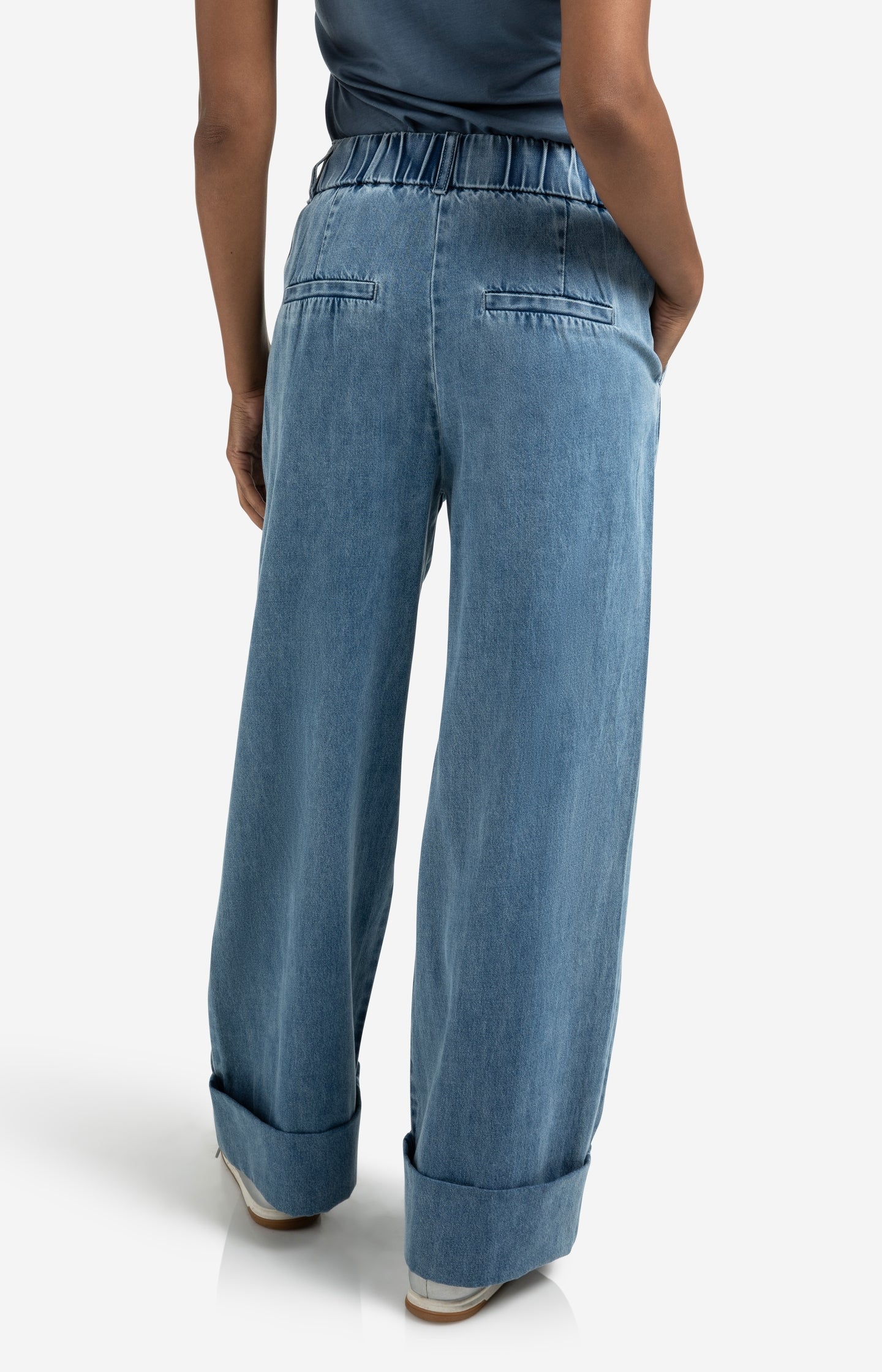 Denim trousers with turn-ups and elastic waistband (L32)