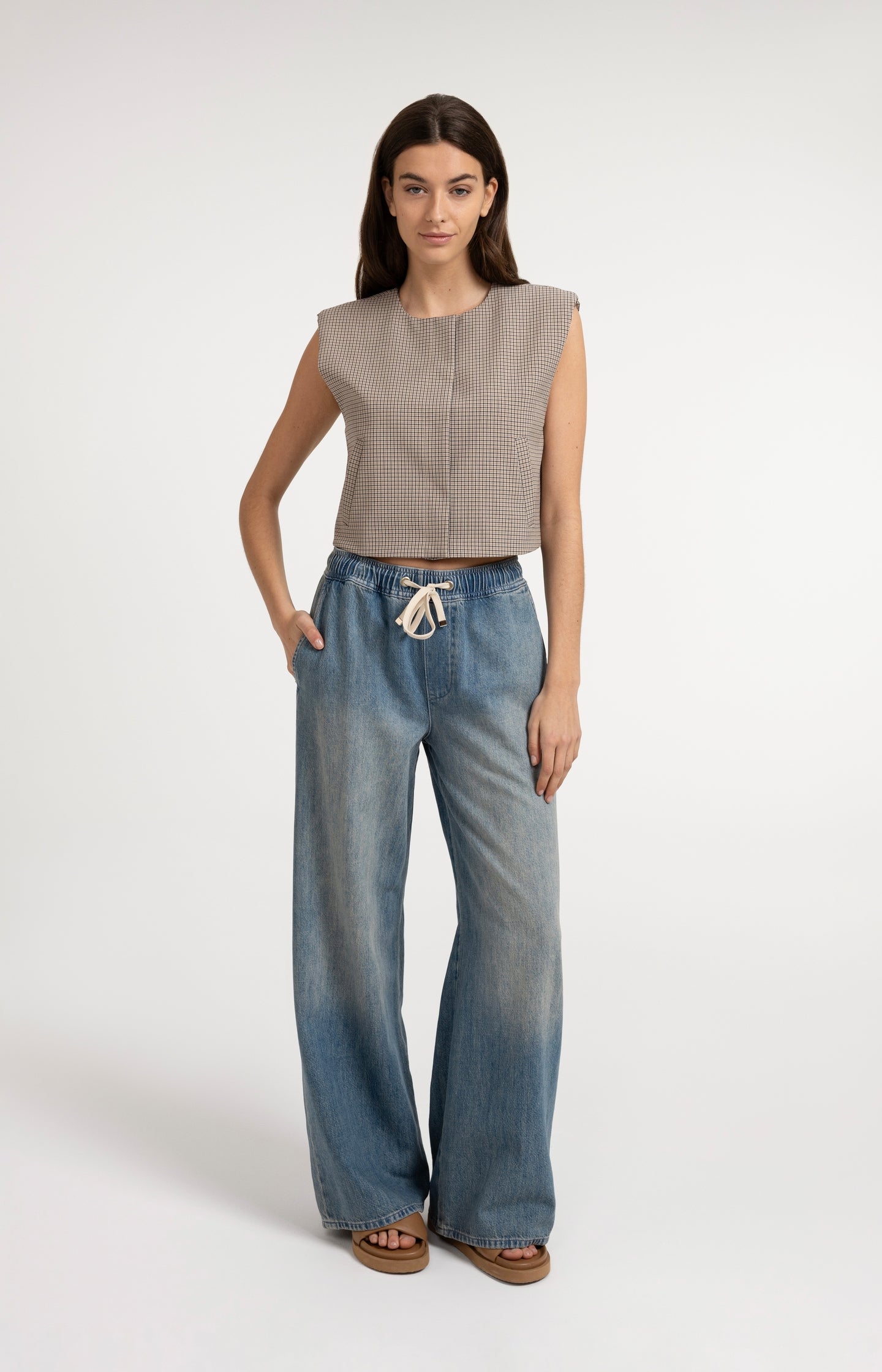 Denim trousers with wide legs and drawstring - Type: video