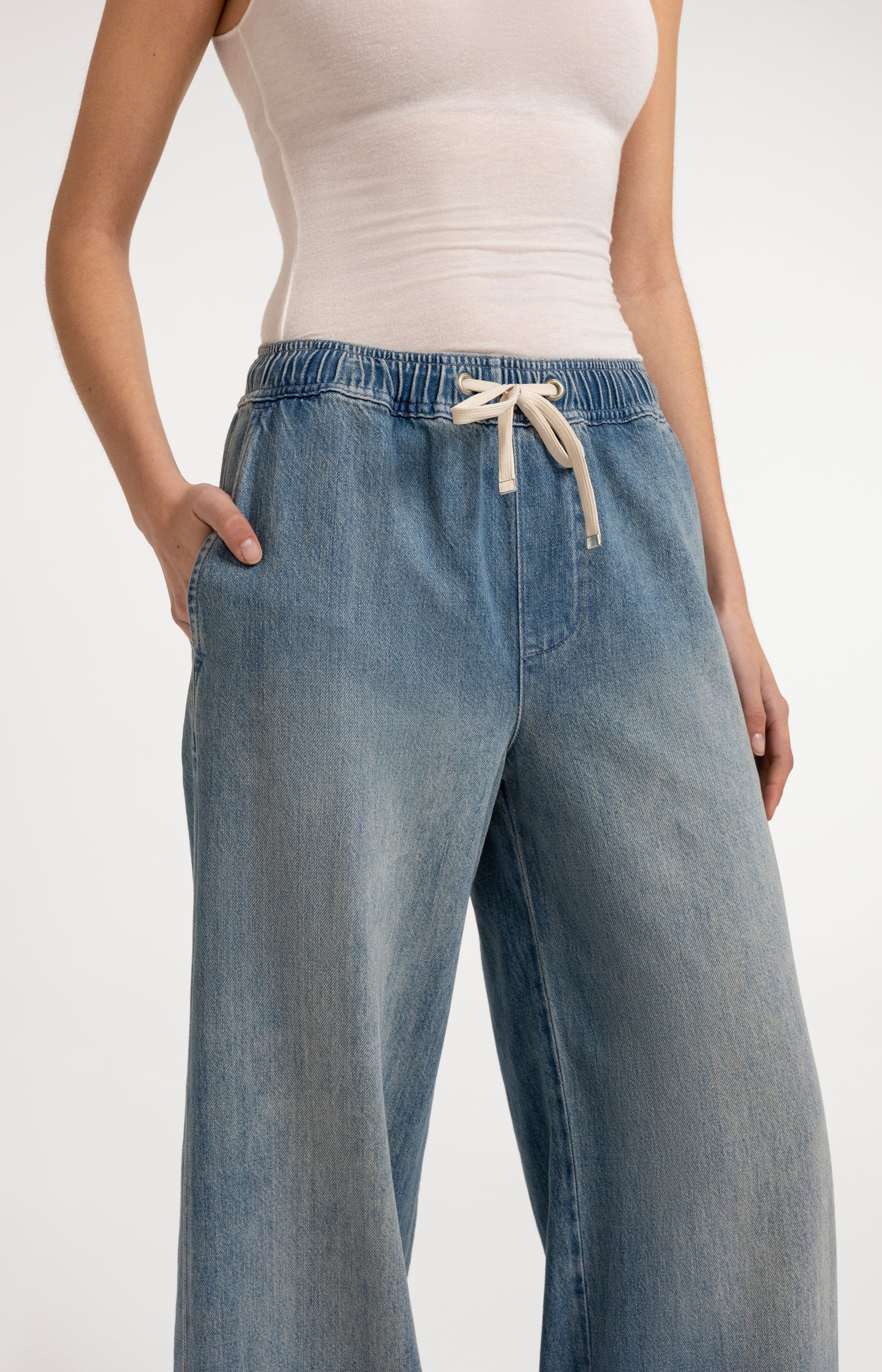 Denim trousers with wide legs and drawstring - Type: video