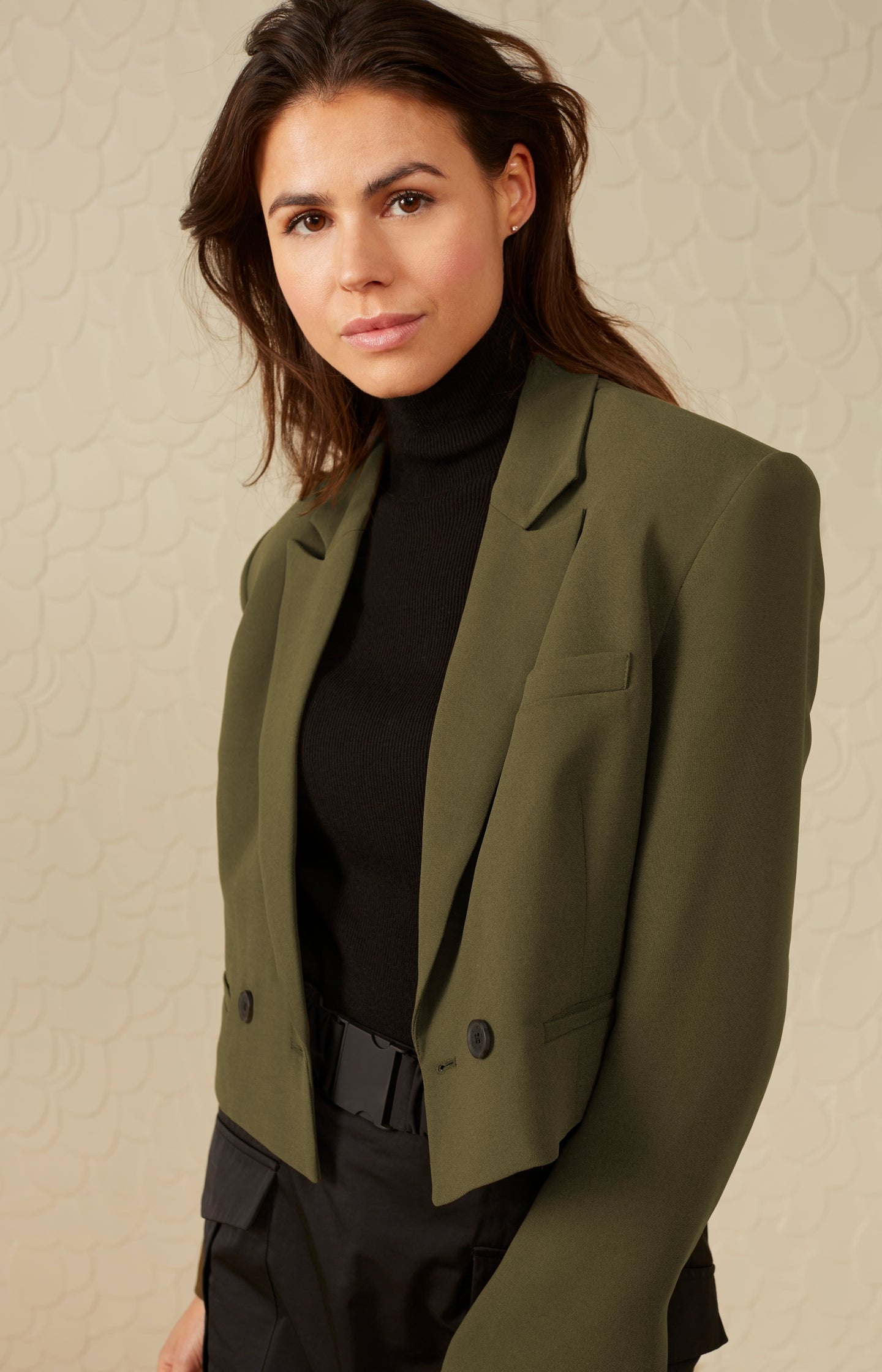 Double breasted blazer with long sleeves in cropped fit