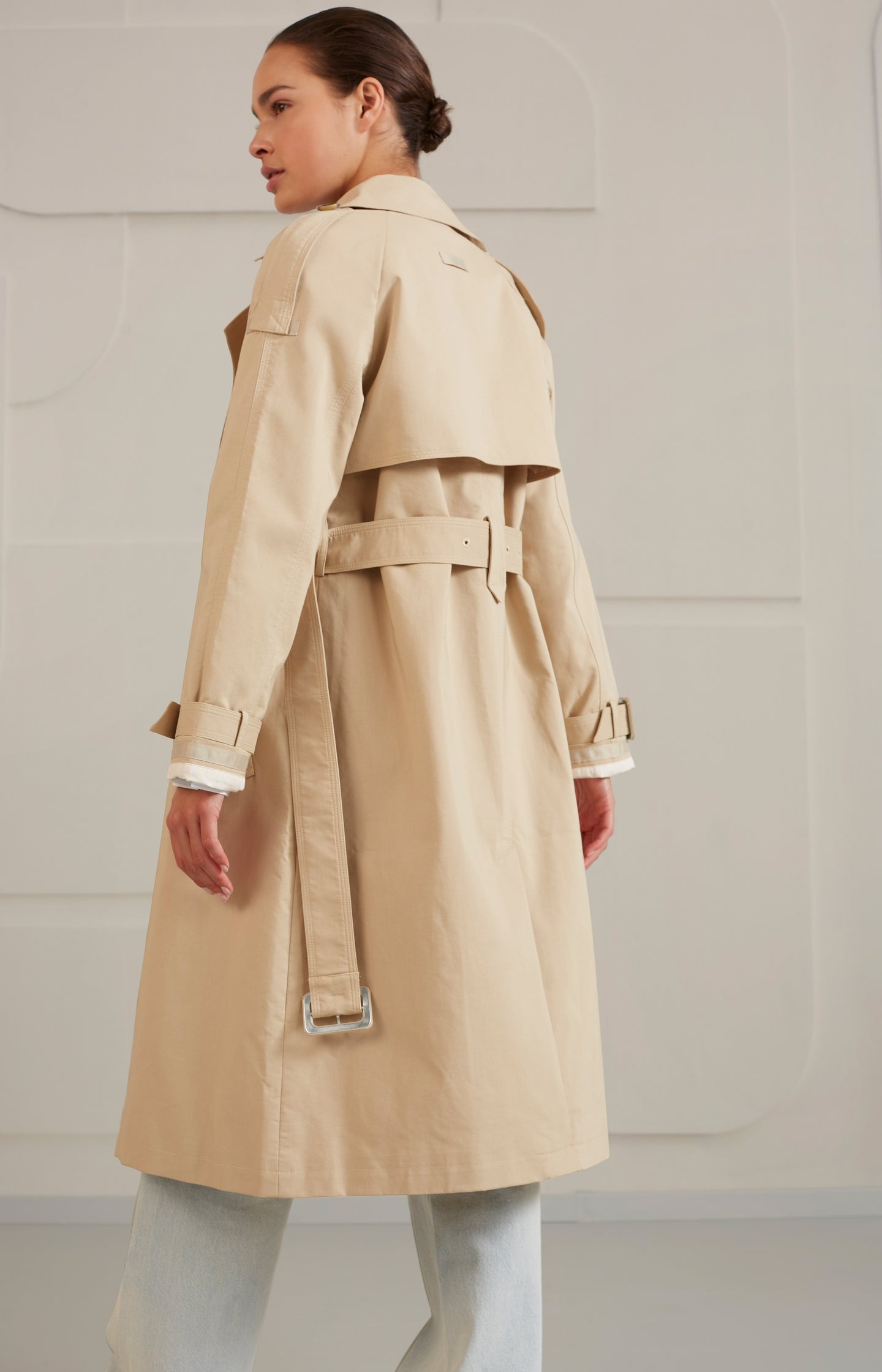 Double breasted trench coat with long sleeves, pockets and belt - Type: lookbook