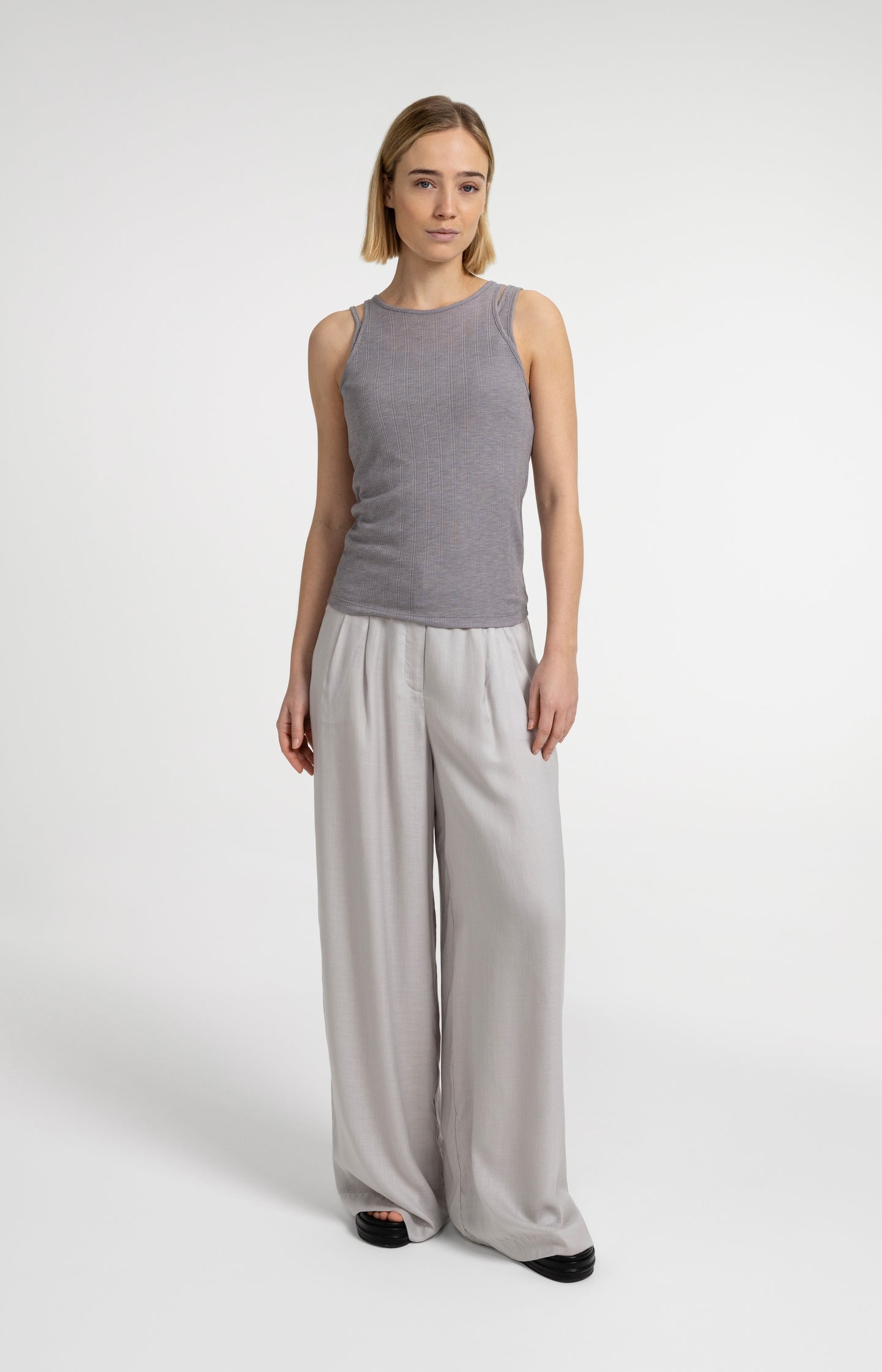 Double-layer singlet with asymmetric straps