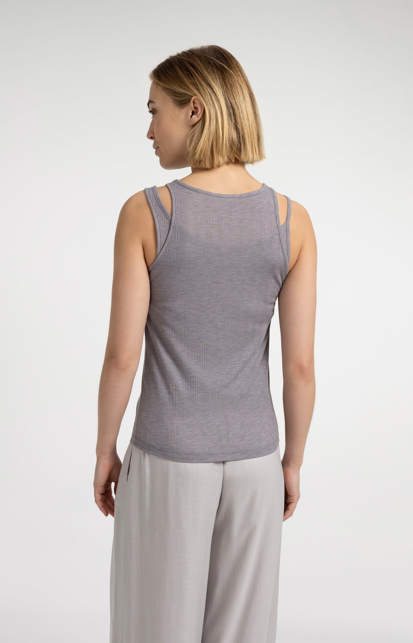 Double-layer singlet with asymmetric straps
