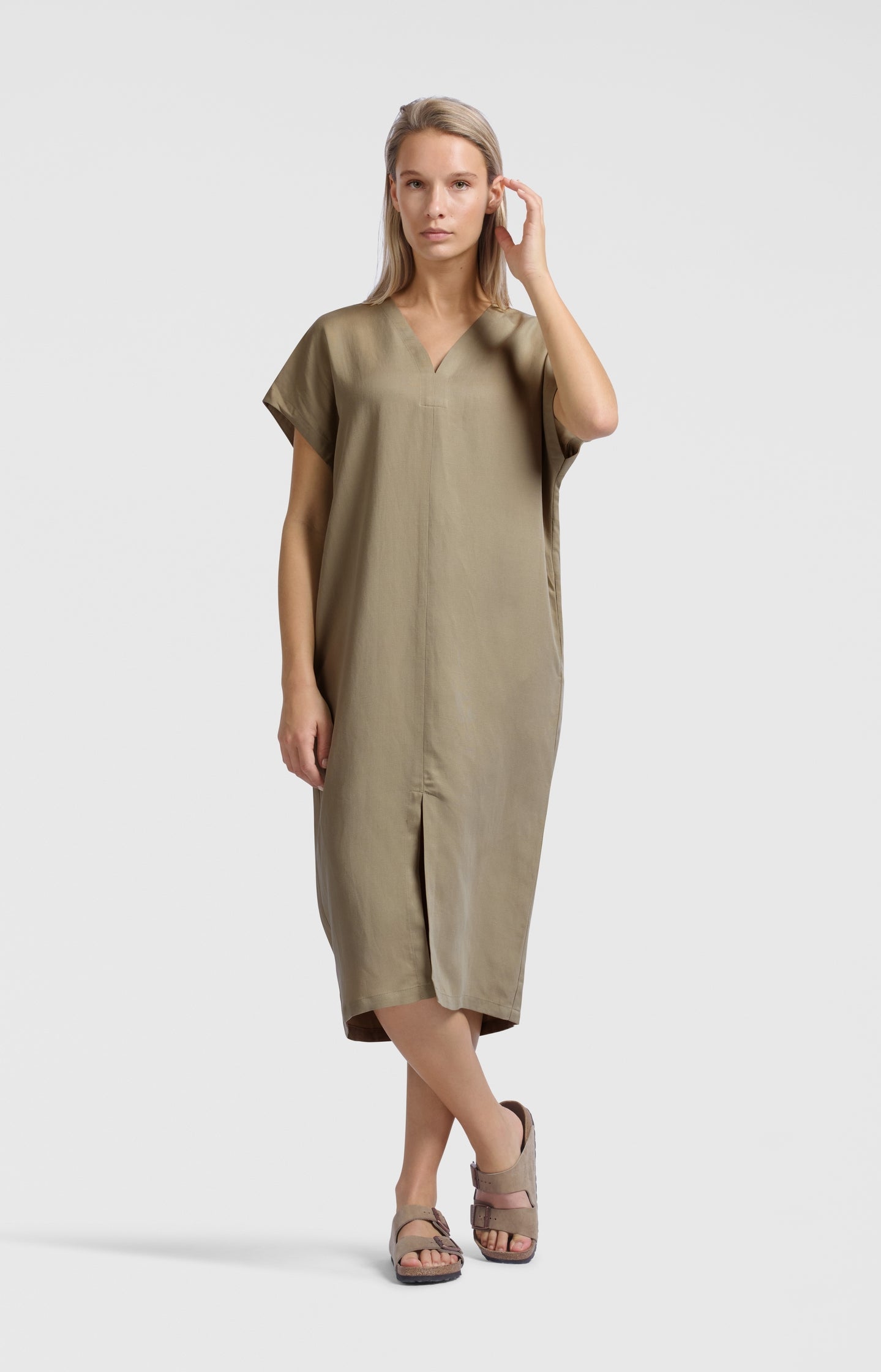Double V-neck dress with slit - Type: lookbook