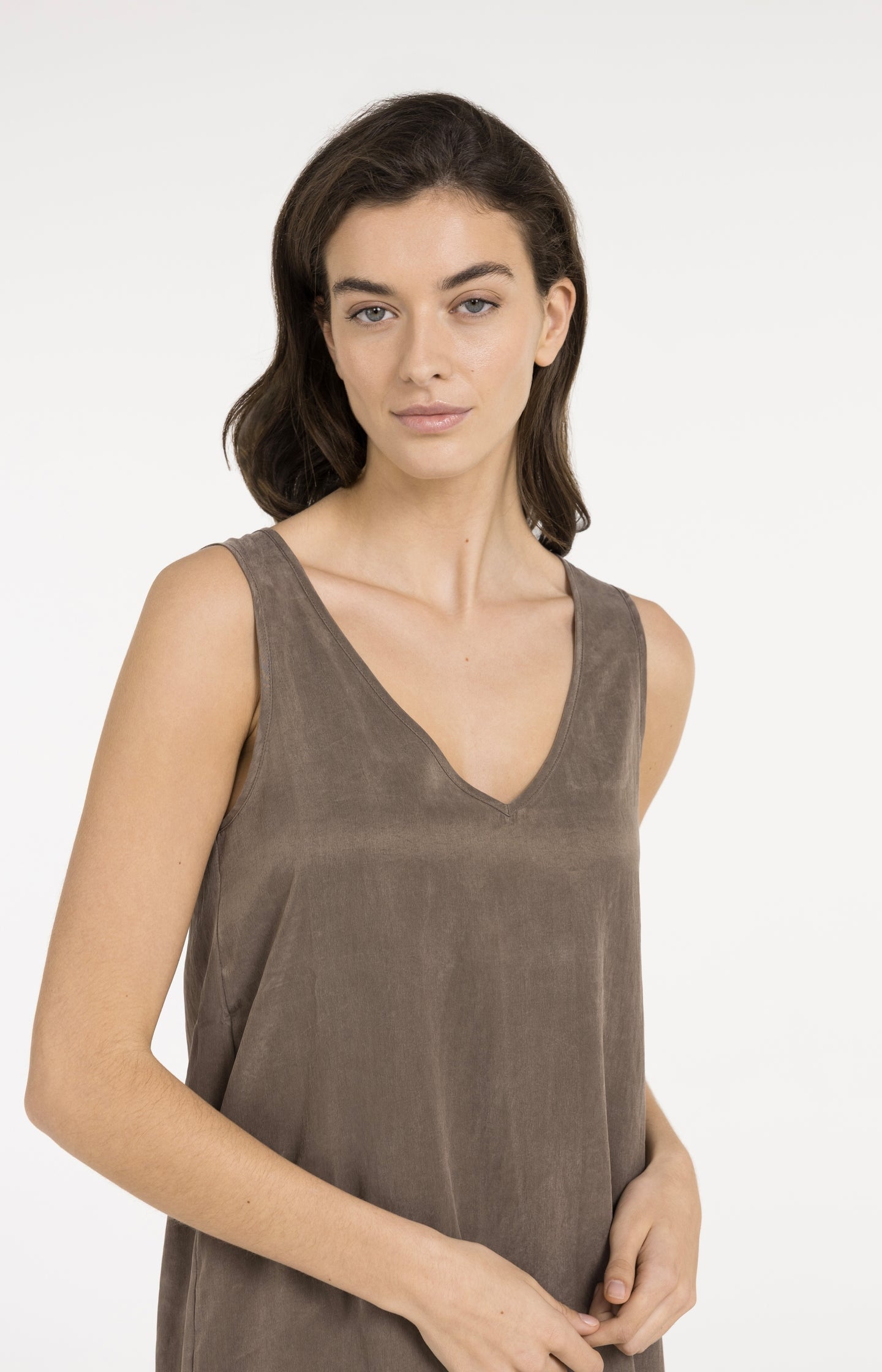 Dress with crinkle texture and V-neck