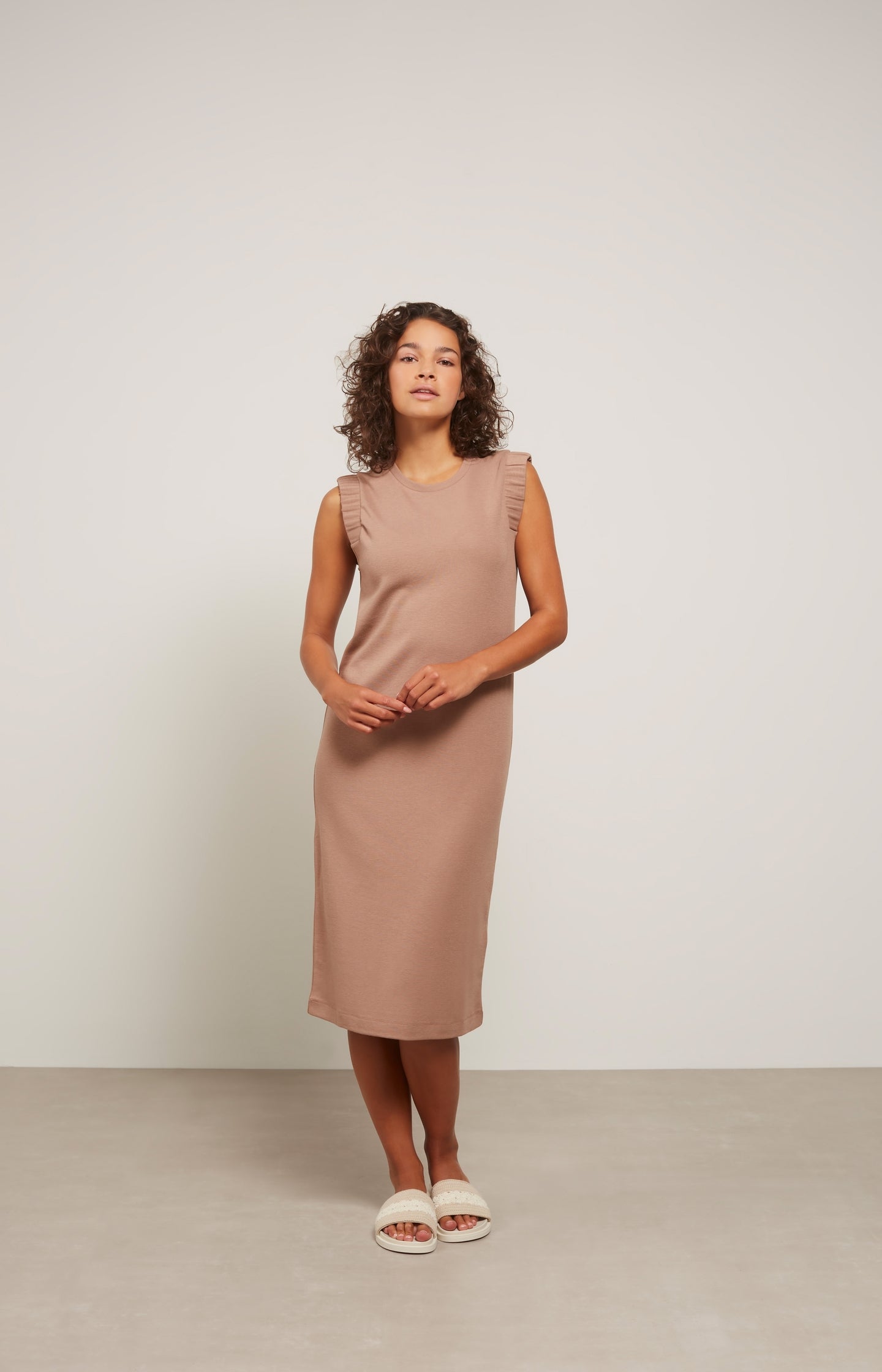 Dress with round neck and short detailed sleeves - Type: lookbook